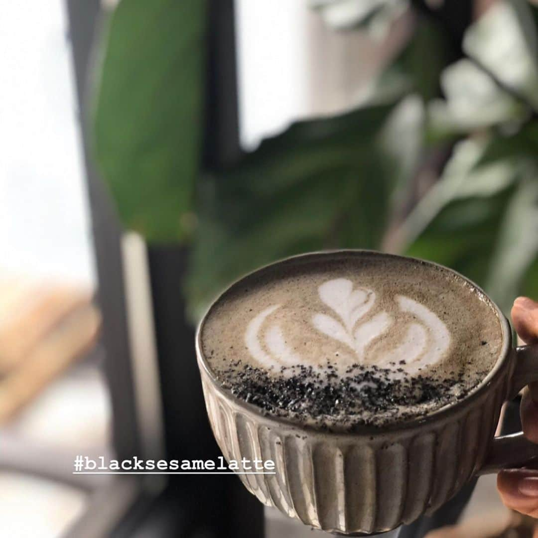 中野怜美さんのインスタグラム写真 - (中野怜美Instagram)「Happiness is a hot drink on a cold day☕️💓﻿ ﻿ 私の平日の朝はラテから始まる😌カフェインは筋肉収縮 効果もあって、筋肉疲労に良いし、集中力を高めるにも欠かせない🩰﻿ ﻿ #oatmilklatte #blacksesamelatte #matchalatte #almondmilklatte #soylatte #hojichalatte #goldenmilklatte」12月10日 0時17分 - reminakano