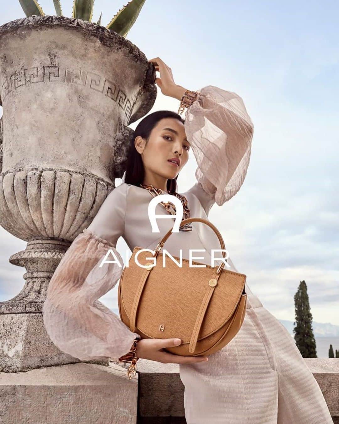 ルピン・ワンのインスタグラム：「AIGNER Spring Summer 2020 campaign. Shot at #lagodigarda #italy #Sirmione #verona  Thanks all the team  @andreasortnerstudio @christian_alexander_beck @lynnsstyle @aignermunich @garagecreatives」