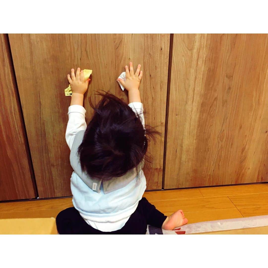 イレーネのインスタグラム：「1歳になった息子に誕生日プレゼントをあげたら、脇に落ちてた関係ない紙を見つけて大喜びで遊び始めた  という、多分世界中の親御さんたちが経験したことのあるワンシーンですどうぞ  1歳って！ Wao」