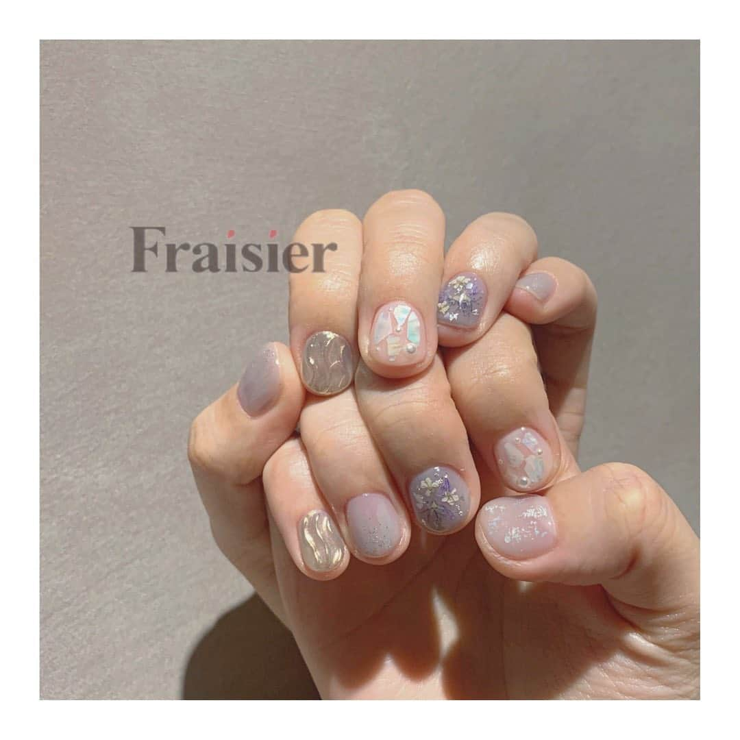 フレジエさんのインスタグラム写真 - (フレジエInstagram)「ブライダルにも♡#C20191210 . #fraisier_bridalnail .  Cコース  初回(会員様)価格 ¥10400+tax 通常価格 ¥13000+tax ※押し花代別途料金 . . 担当 福地  . . Cachette渋谷店 ☎︎03-3461-7060 . #ネイル #ジェルアート#アート#ニュアンスネイル#フットネイル#フットジェル#ショートネイル#冬ネイル#おとなネイル#オトナネイル#art#nail#gel#gelnail#foot#footnail#handpainted#drawing#表参道#渋谷#原宿#池袋#南船場 #mihofukuchi1912#CachettebyAmelie#Cachette#Fraisier_nail #mihofukuchi_nail」12月10日 11時10分 - __belle.journee__