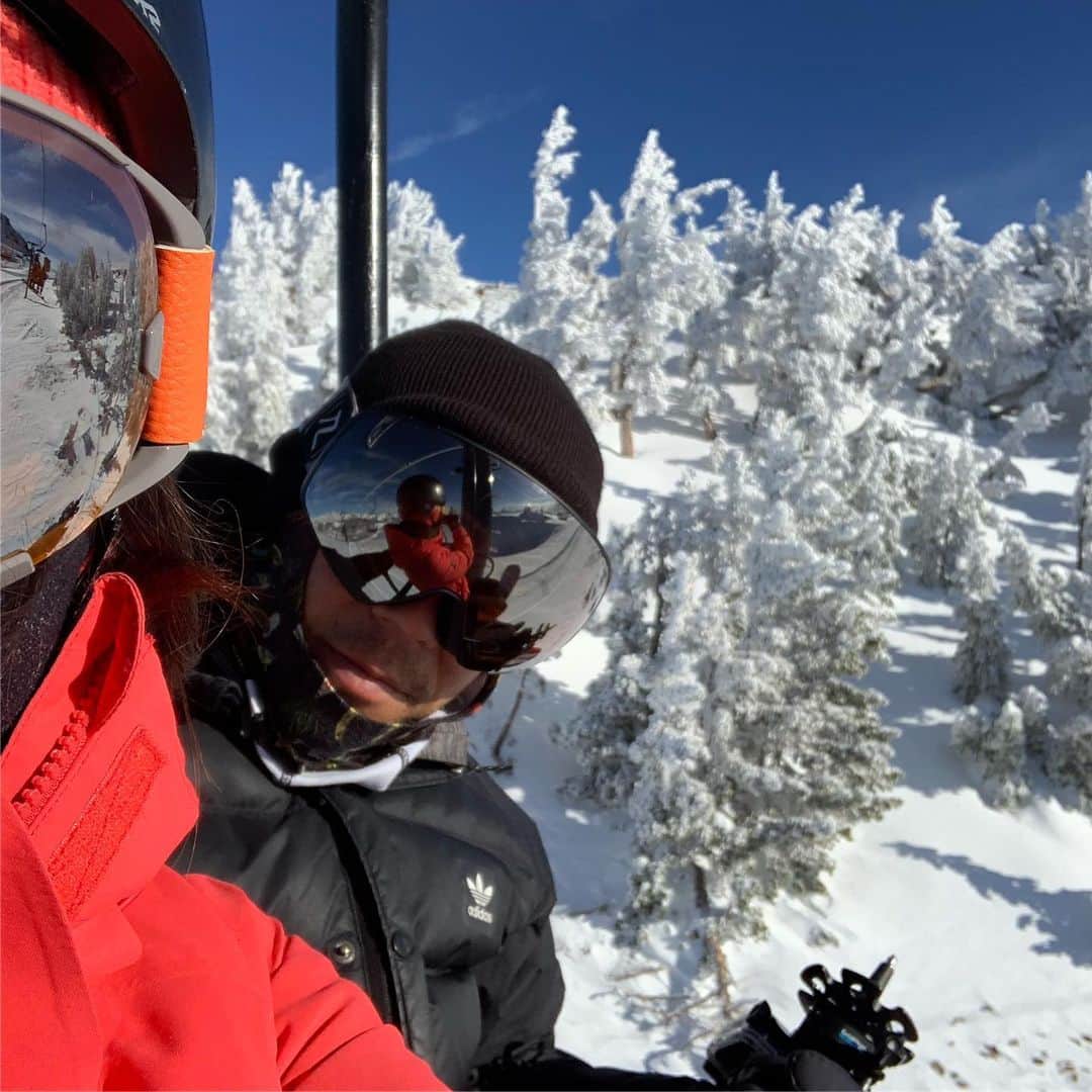 上田ユキエさんのインスタグラム写真 - (上田ユキエInstagram)「夫婦スノーボード。息子が学校に行ってる間にふたりでガンガン滑ってる。#夫婦 #父親 #母親 #スノーボーダー #スノーボード #husbandandwife #snowboarding #life」12月10日 11時12分 - yukie_ueda