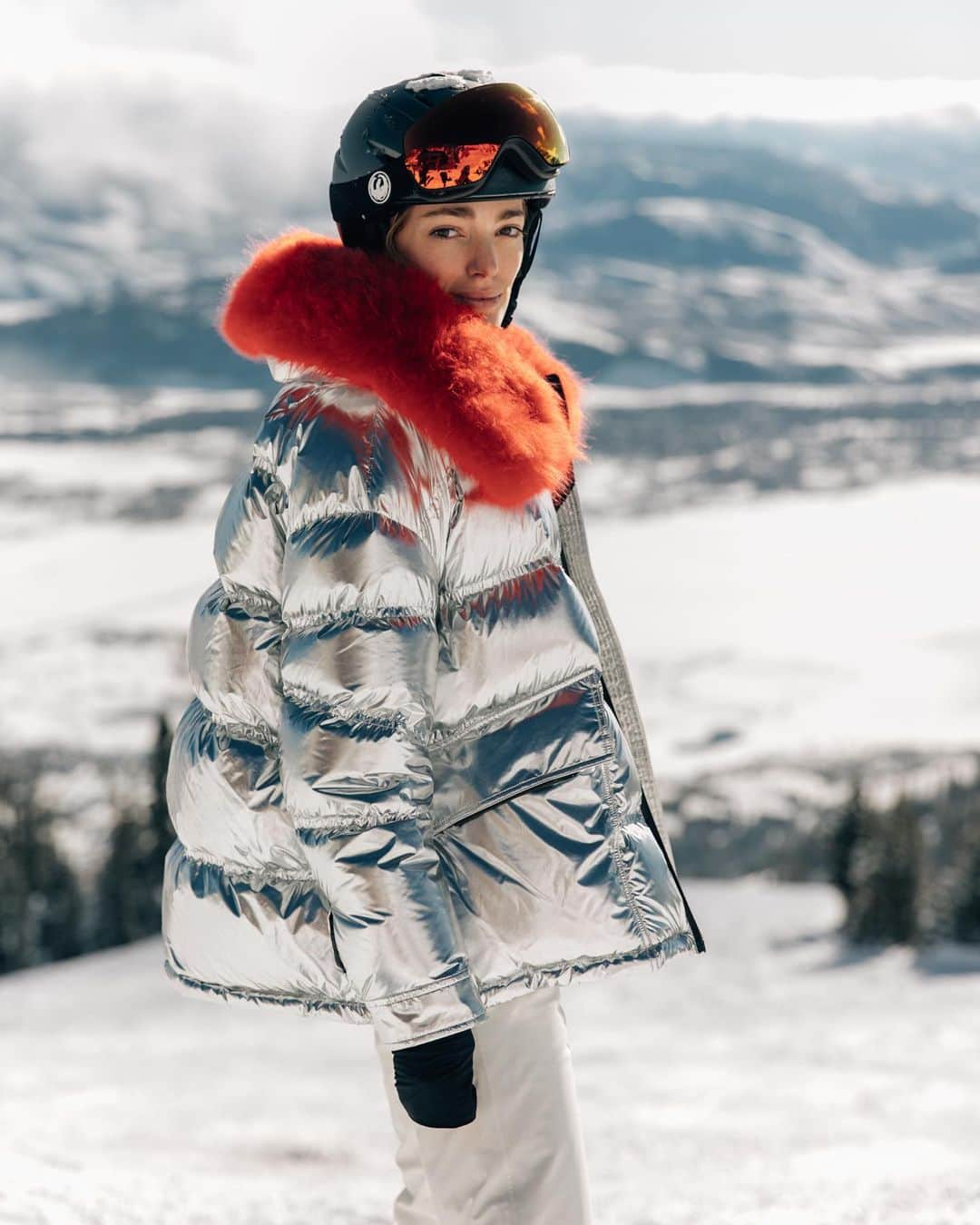 ネッタポルテさんのインスタグラム写真 - (ネッタポルテInstagram)「THE BIG CHILL: Today at #JETAPORTER, @chufy hit the slopes in @moncler’s metallic puffer perfect for skiing in style. #TheNETSET」12月10日 9時40分 - netaporter