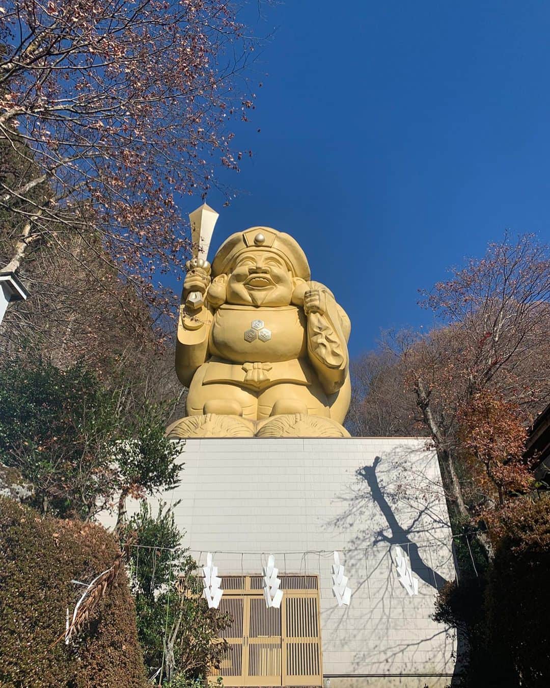 マイコ さんのインスタグラム写真 - (マイコ Instagram)「* 軽井沢旅行🍁 1枚目の階段は中之嶽神社。 最後の方、 太もも割れるかと思うくらい 長くて急な階段だったけど かなりいい運動w 日本一のだいこく様を見て アウトレット行って、 泊まったお部屋は 温泉が出る露天風呂付き😍 これでもかってくらい入って 大満足だった♨️ 寒かったけど、 寒いから余計に露天風呂が最高。 苦手な冬に、楽しい旅行が出来て happyだった❤️ ・ ・ ・ ・ #軽井沢#旅行#旅#冬旅#中之嶽神社#露天風呂」12月10日 9時51分 - maicorori