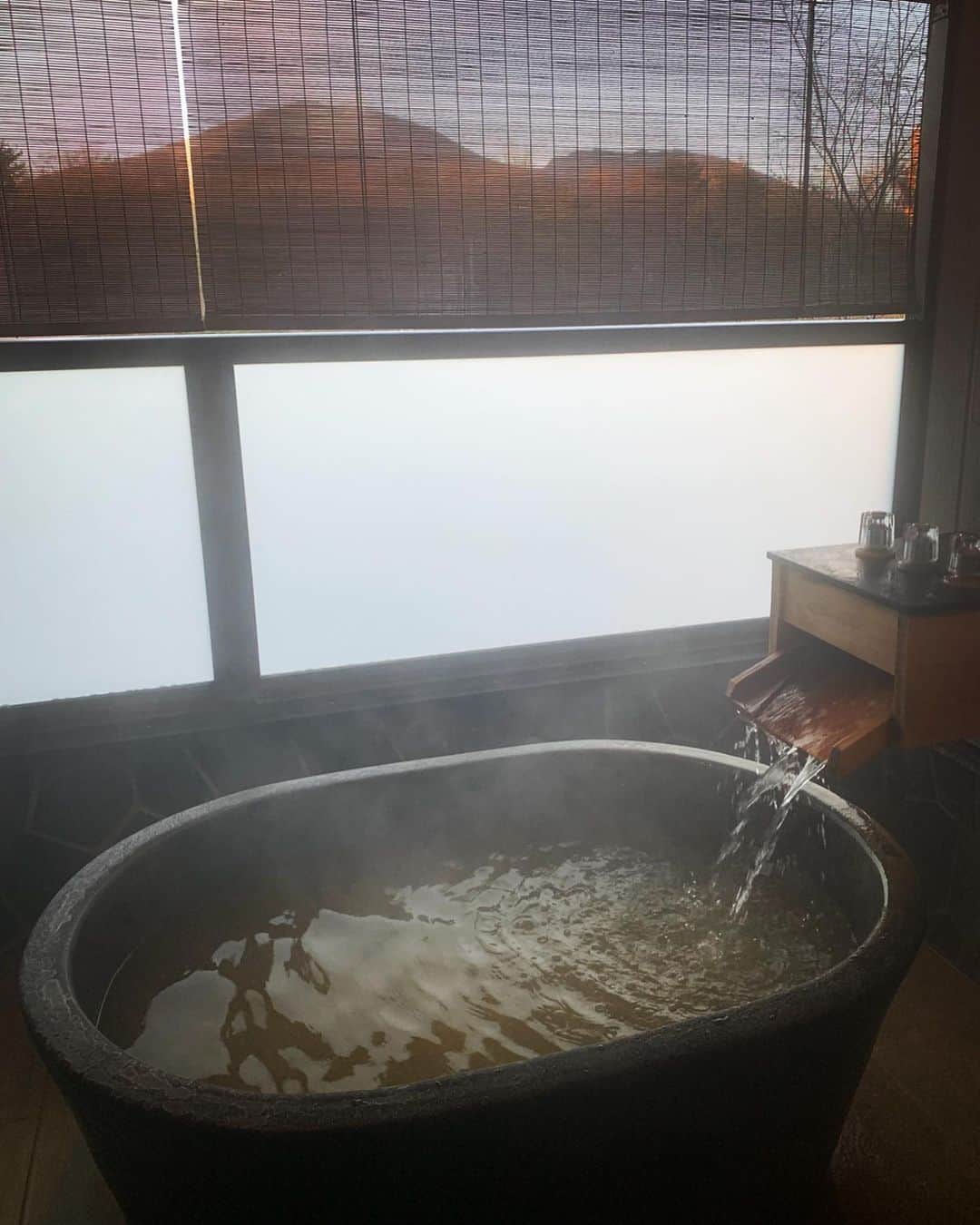 マイコ さんのインスタグラム写真 - (マイコ Instagram)「* 軽井沢旅行🍁 1枚目の階段は中之嶽神社。 最後の方、 太もも割れるかと思うくらい 長くて急な階段だったけど かなりいい運動w 日本一のだいこく様を見て アウトレット行って、 泊まったお部屋は 温泉が出る露天風呂付き😍 これでもかってくらい入って 大満足だった♨️ 寒かったけど、 寒いから余計に露天風呂が最高。 苦手な冬に、楽しい旅行が出来て happyだった❤️ ・ ・ ・ ・ #軽井沢#旅行#旅#冬旅#中之嶽神社#露天風呂」12月10日 9時51分 - maicorori