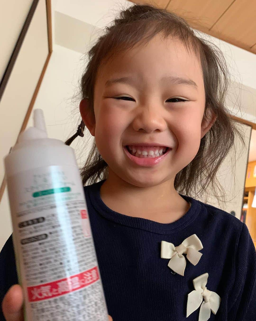 伊藤孝恵さんのインスタグラム写真 - (伊藤孝恵Instagram)「遂に今日は立つことが出来なくなり予定を全キャンセルです😢ごめんなさい。 ぎっくり腰治してあげる！と4歳が持ってきたのはヘアムース。あー、そうそう、これこれ。注射をチクって…ヘアムースやないかーい！と。ものボケに突っ込む元気すら今朝はありません。#どのくらい痛いかというと #陣痛くらい痛い」12月10日 9時56分 - itotakae