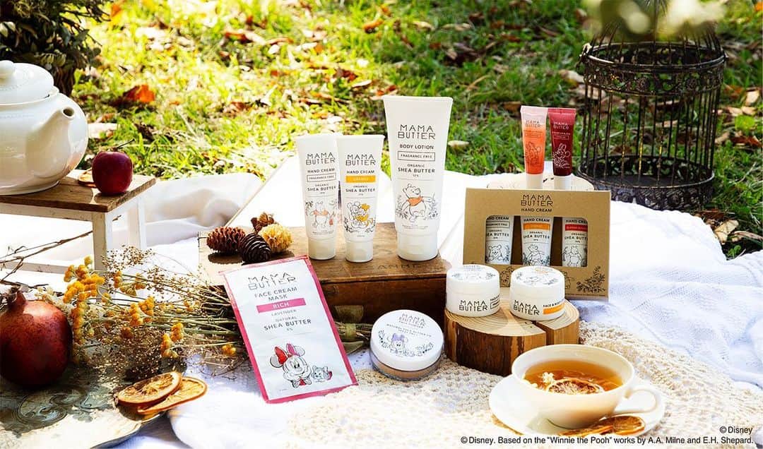 のインスタグラム：「. ディズニーストア限定発売の 「ママバター ディズニーパッケージ」が登場💫  ママバターのコンセプトでもある、「植物のやさしさ」と「自然との共存」にぴったりなやさしい手描きタッチアートのオリジナルパッケージが登場します。 フェイス＆ボディクリームやボディローションなど 親子で使える保湿アイテムや、 シートマスクやカラーリップグロスなどのビューティアイテム全10アイテムを揃えたラインナップ。 家族みんなの毎日の保湿ケアに、 大切な人へのプレゼントにも最適です♪ ・ 2020年1月14 日（火）より、 全国のディズニーストア、オンライン店にて数量限定発売となります。 ・ ■ママバター フェイス＆ボディクリーム　各25g 無香料【プー】 ￥1,200+税／オレンジ【ミッキー】 ￥1,300+税 ■ママバター ハンドクリーム　　各40g 無香料【プー】 ￥900+税／オレンジ【ミッキー】 ￥1,000+税 ■ママバター ハンドクリームコレクション【プー】 20g×3個セット／￥1,600+税 ■ママバター　ボディローション 無香料【プー】 140g／￥1,200+税 ■ママバター カラーリップグロス チェリーレッド【ミニー】／ブロッサムピンク【ミニー】各10g／￥1,400+税 ■ママバター フェイスパウダーナチュラル S PF25/PA++【ミニー】￥1,500+税 ■ママバター フェイスクリームマスク リッチ【ミニー】 5枚入り／￥1,500+税 ・ ※ママバターシリーズお取り扱い店舗での発売はございません。 ※品切れの際はご了承ください。 ※一部店舗ではお取り扱いしていない場合があります。 ※商品のデザイン、価格、発売日、販売店舗、仕様は変更になる場合がございます。 ・ #bbye#ビーバイイー#natural#naturallife#植物とともに歩む暮らし#ママバター#mamabutter#ナチュラルコスメ#シアバター#オーガニックシアバター#ディズニーストア#ミニー#ミッキー#プーさん#ディズニー#disney」
