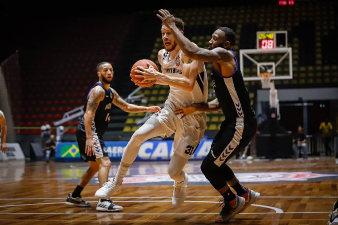 コリンチャンスさんのインスタグラム写真 - (コリンチャンスInstagram)「Pelo @nbb, @sccorinthians.basquete sofre derrota para Pinheiros por 82 a 81 e encerra a sequência de sete vitórias consecutivas na competição. . Agora, o Timão terá foco total na final da Liga Sul-Americana de Basquete, quinta-feira (12), no ginásio Wlamir Marques, com entrada gratuita. . 📷 Beto Miller . #CorinthiansBasquete  #VaiCorinthians . #PraCegoVer A foto mostra Tracy Robinson, do Corinthians, disputando a bola com o jogador do Pinheiros em busca da cesta.」12月10日 10時05分 - corinthians