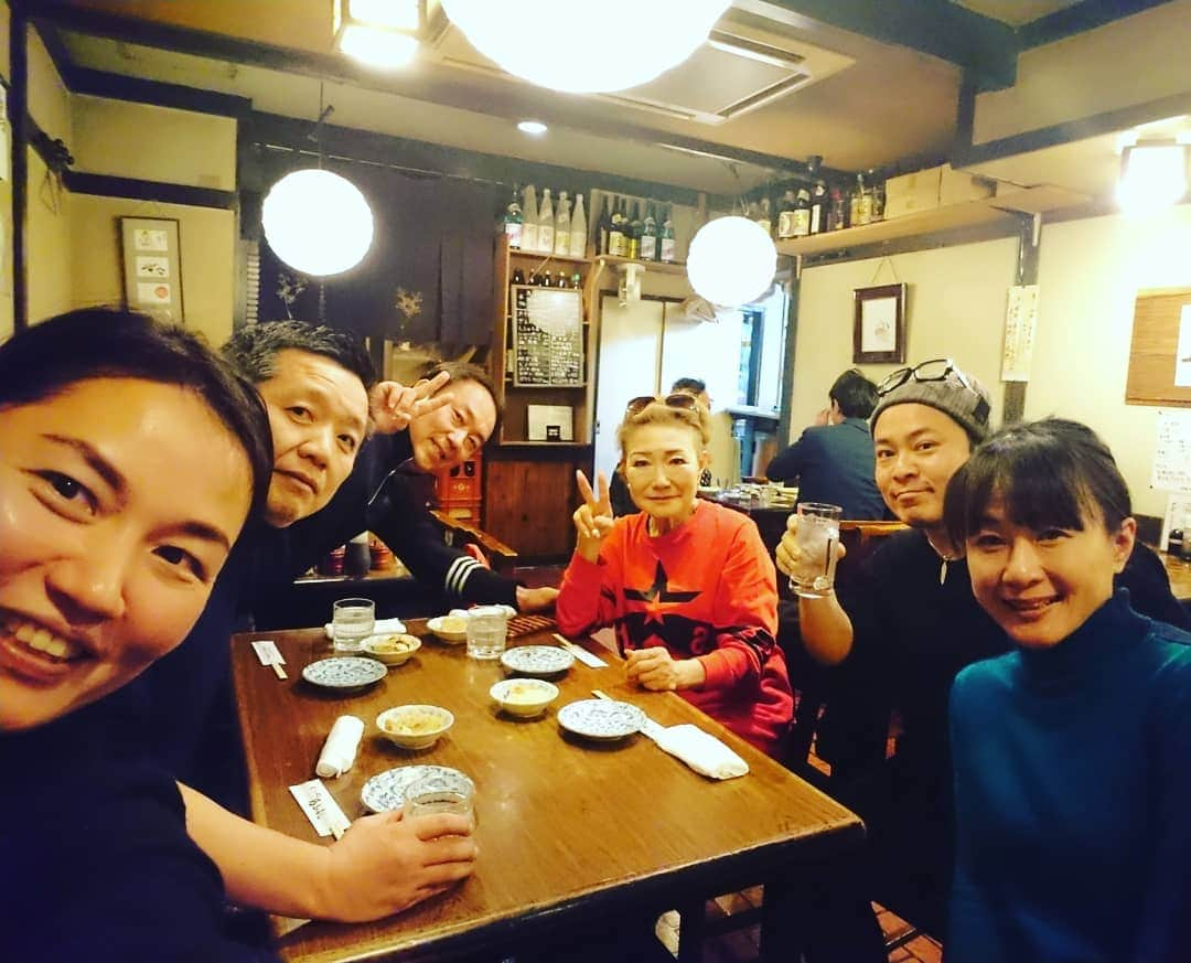 高井俊彦さんのインスタグラム写真 - (高井俊彦Instagram)「【繋がるご縁✨】 昨夜はー。 吉本の社員の松本さんとバナナホールオーナー八城さんと飲みに🍻 八城さんとは奥さん同士が友達で、松本さんはたまたま八城さんの高校の先輩‼️ 久しぶりにご一緒出来て嬉しくてついつい飲み過ぎました🎶 新町にある『バッテラロック』で鯖中心の料理を楽しんで⤴️ その後は、『そば処 のぶよし』へ⤴️⤴️ すると２軒目に向かう道中でなんと由美姉さんと遭遇☺️ 合流させて頂きました👍  そこに明さん、マンハッタン・ベジという八百屋さんの喜安さんと山本さんも加わって最終的に大所帯で楽しい夜になりました😁  もう一軒、隠れ家的なバーに連れて行ってもらいましたがその店は内緒🙊  ご縁が繋がるって本当にいいなぁ🎵」12月10日 10時21分 - takai_toshihiko