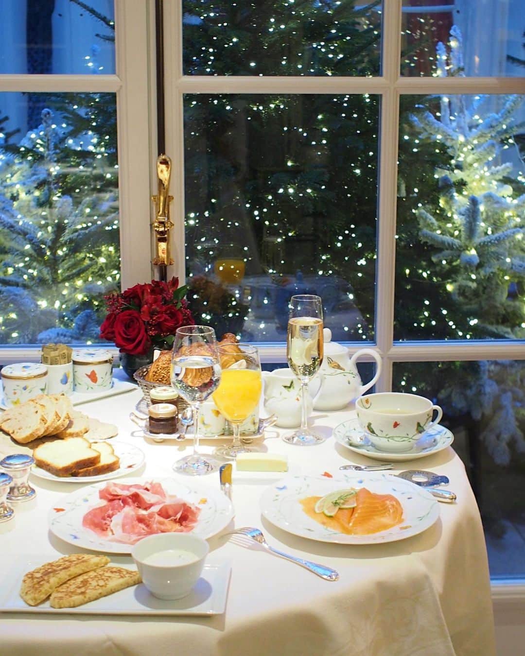 樋口智恵子のインスタグラム：「Noel Champagne breakfast🎄🥂🍽It's just so romantic✨ @lebristolparis  @leadinghotelsoftheworld . . . . ブリストルに宿泊したら必ず一度はシャンパンブレックファーストを頂きます🥂🍽上質なサーモンやハムはもちろん、スペシャリテの卵料理は、キャビアの塩気とクリームのまろやかさが相まって唸るほどの美味しさ🥚✨ クリスマスシーズンなのも手伝って、いつも以上に素敵に感じたこの日の朝食🎄✨ . . . . #lebristolparis #leadinghotelsoftheworld #lhwtraveler #oetkercollection #paris #petitdejeuner #breakfast #luxuryhotel #champagnebreakfast #champagne #ブリストルパリ #パリ旅行 #christmasdecor #朝食 #ホテル朝食 #sundaybrunch」