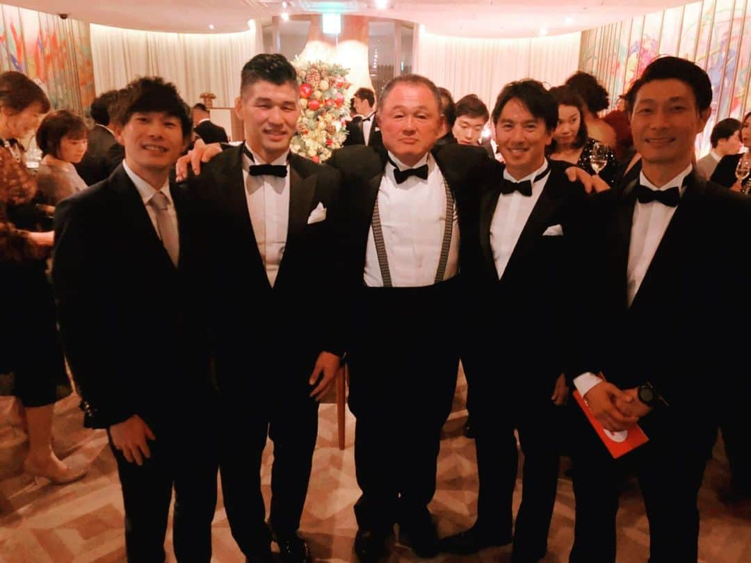 飯沼誠司さんのインスタグラム写真 - (飯沼誠司Instagram)「HEROs AWARD2019 昨年受賞させていただき、さらにスポーツ界の輪が広がりました。 今年のwinnerはいつもお世話になっている方や仲間だったり、とても嬉しくそして感動しました。 sports for the future. スポーツの力、アスリートの魅力や発信力を通して我々は社会貢献にさらに力を入れていきたいと思います。 #日本財団HEROs #athletesavejapan  #teamtokaiuniversity #東海大学 #井本直歩子 #巻誠一郎 #北澤豪 #井上康生 #山下泰裕先生  #山口美咲 #星奈津美 #谷川真理 #田中雅美 #東俊介 #長谷川大悟 #池田信太郎 #岩崎恭子 #佐藤琢磨 #潮田玲子 #高山樹里 #岡田麻央 #根木慎志 #中田英寿 #大林素子 #播戸竜二 #石川安彦 #大山未希 #松田志保 #田中琴乃 #大竹七未」12月10日 10時27分 - seiji_iinuma