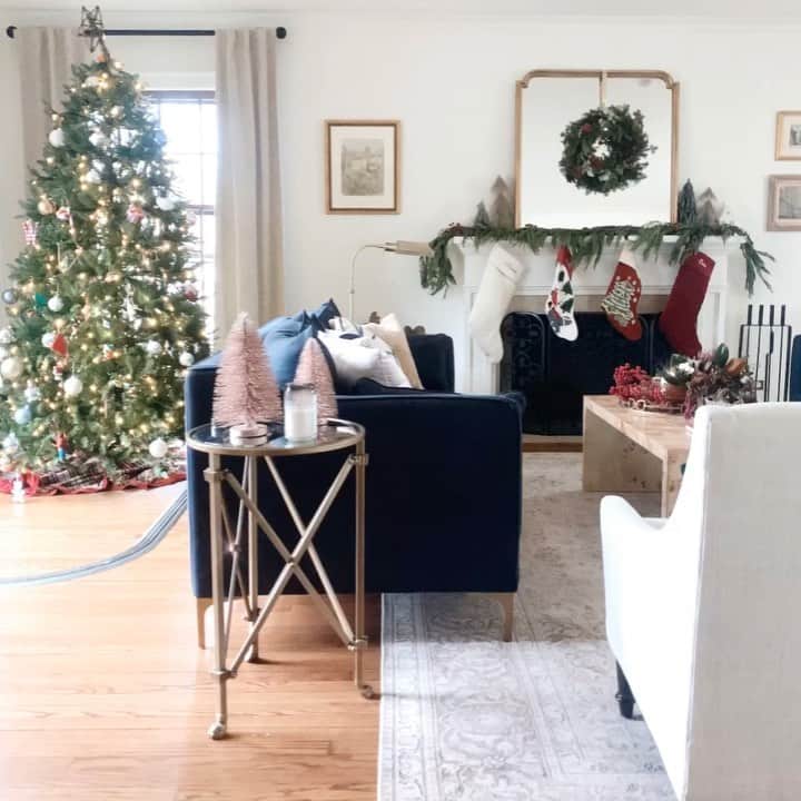 Anna Jane Wisniewskiのインスタグラム：「The holiday season is going way too fast. I haven’t even watched Love Actually yet! However, I have seen some awesome/terrible Netflix, Lifetime and Hallmark movies. I mean, does it get any better than A Christmas Prince: The Royal Baby (I have so many questions about Aldovia🤴🏼👸🏼), The Knight Before Christmas (the medieval knight assimilated to 2019 rather quickly⚔️), or Mistletoe and Menorahs (had the protagonist, who lived in downtown chicago, really never heard of latkes? 🧐 come on!)? I recommend all three with copious amounts of alcohol. 🍷🍻🍻#falalalalifetime #iwishthisweresponsored #housebeautiful #sodomino #theeverygirlathome #thisoldtudor」