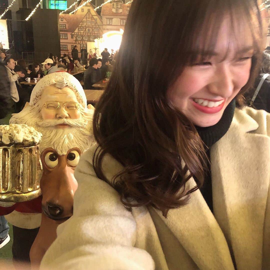 のインスタグラム：「・ 🎄xmasmarket🤶🏻 もう色々と事故画しかない笑 楽しかった〜 そして少し前に小顔矯正してきた！！！ オイルマッサージもしてもらってばっちり🔥🔥 また近々いこーっと！ 成人式前だから行っておこうって気持ちになるよね😂 最近メンズも出来るようになったって🤭 ・ #Xmas#めりーくりすます  #xmasmarket #🤶 #小顔矯正#小顔になりたい#qpu#qpufukuoka #渡邊菜々#わたなな#🌻 2枚目も事故3枚目なんてなんだ」
