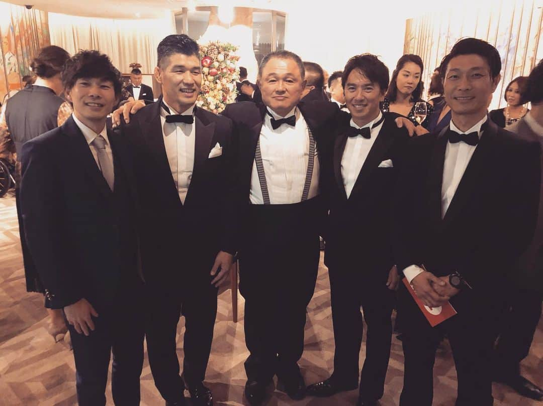 飯沼誠司さんのインスタグラム写真 - (飯沼誠司Instagram)「HEROs AWARD2019 昨年受賞させていただき、さらにスポーツ界の輪が広がりました。 今年のwinnerはいつもお世話になっている方や仲間だったり、とても嬉しくそして感動しました。 sports for the future. スポーツの力、アスリートの魅力や発信力を通して我々は社会貢献にさらに力を入れていきたいと思います。 #木村真野紗野 #松下浩二 #荒井DAZE善正 #山田幸代 #荻原次晴 #河合純一 #西村晃一 #上原大祐 #佐藤寿人 #堀江航 #菅野浩二 #小松大地 #小野真由美 #及川栞  #athleteawards」12月10日 10時31分 - seiji_iinuma