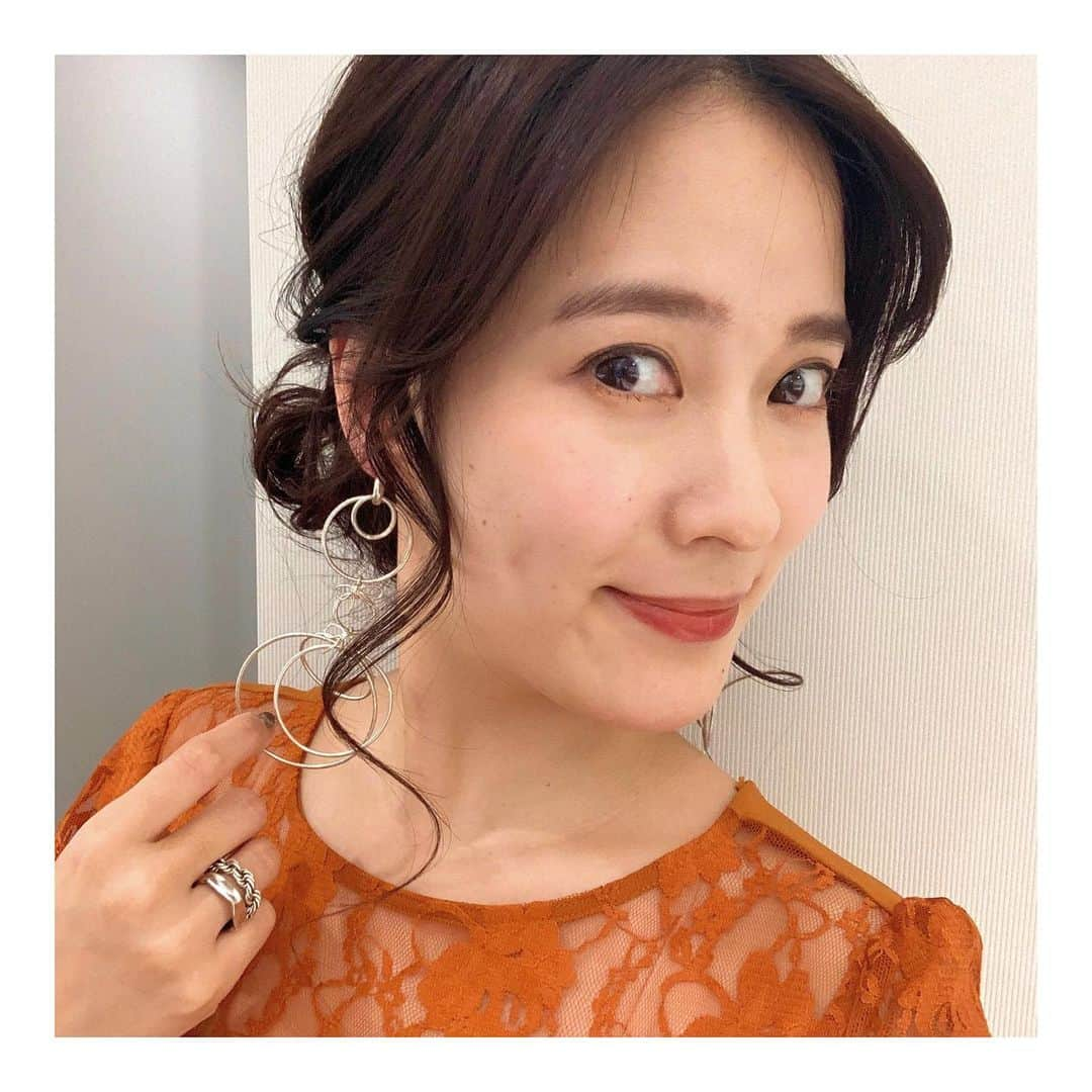 奈津子さんのインスタグラム写真 - (奈津子Instagram)「「LEE」3月号(来年2/7発売)またまた取材していただきました。大好きな雑紙ですし☺️テレビでもラジオでも雑紙でも、再び声をかけていただけるというのは分析の仕方と勇気の出し方があっていたのだと感じられるので本当に嬉しい…💕また告知させてください。今夜は18:10過ぎから東京FM #スカロケ &鑑定団よろしくです📺 ・ 素敵な衣装は　@susu_press さんの @merlotcamp のワンピースで　ピアスは　@somnium_22 さん✨ ・ #家電 #家電好き #家電女優 #奈津子 #女性誌 #衣装　#出演情報 #インタビュー #春服 #ワンピース #lee」12月10日 10時34分 - natsuko_kaden