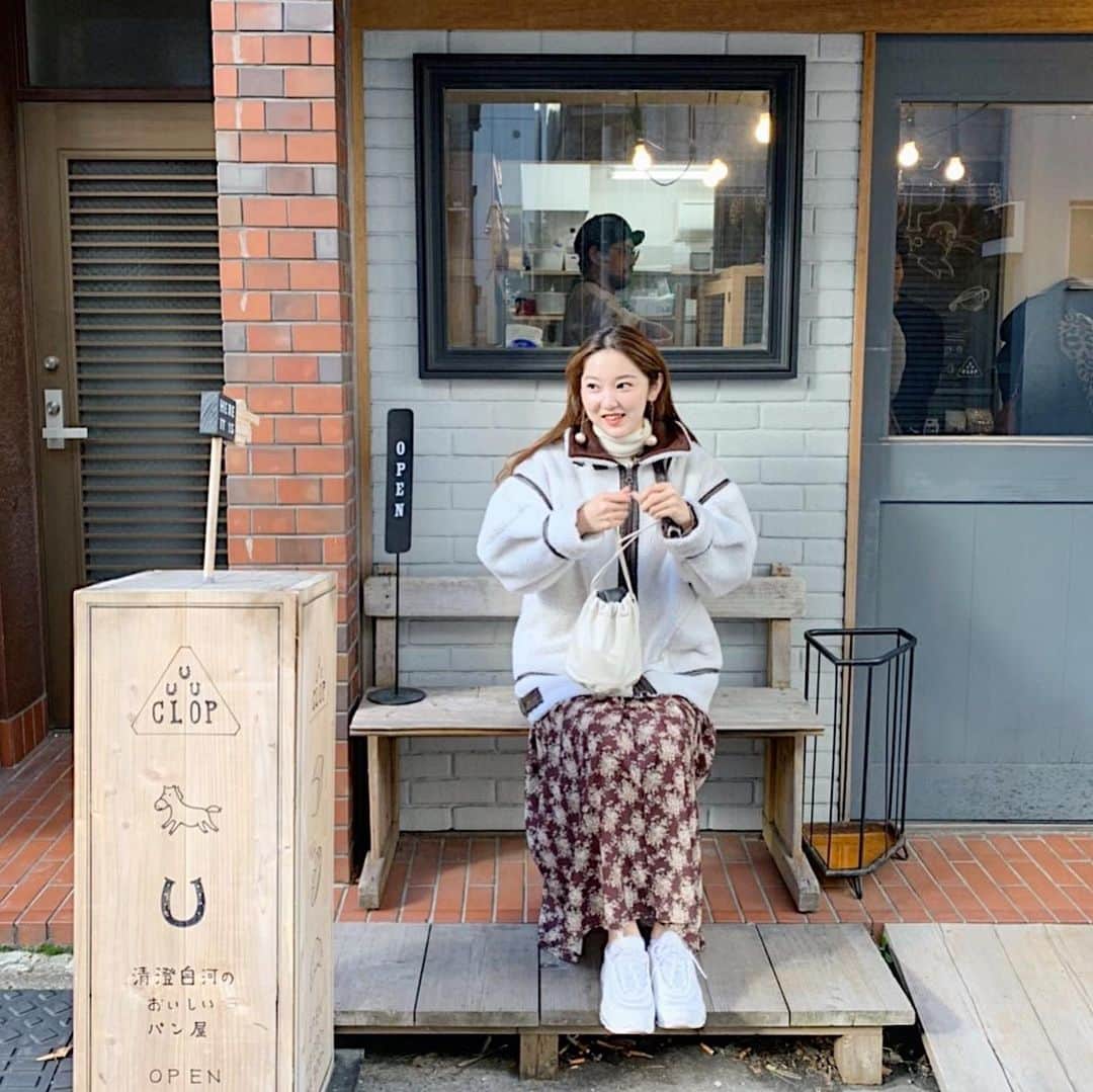 mina hinokuchiのインスタグラム：「. mina perhonenとDUMB TYPEを観に現代美術館へ行った時の🍁 清澄白河でぶらぶらして 焼き芋屋さん見つけて速攻買いました🍠笑 . 軽くて暖かいからムートンボア毎日のように着てる❄️ アウターの下にワンピースとタートル重ねてるのに ゴワゴワしない袖のゆったり感も好き！ . #mina_chicode #清澄白川 #東京現代美術館 #現代美術館 #焼き芋」
