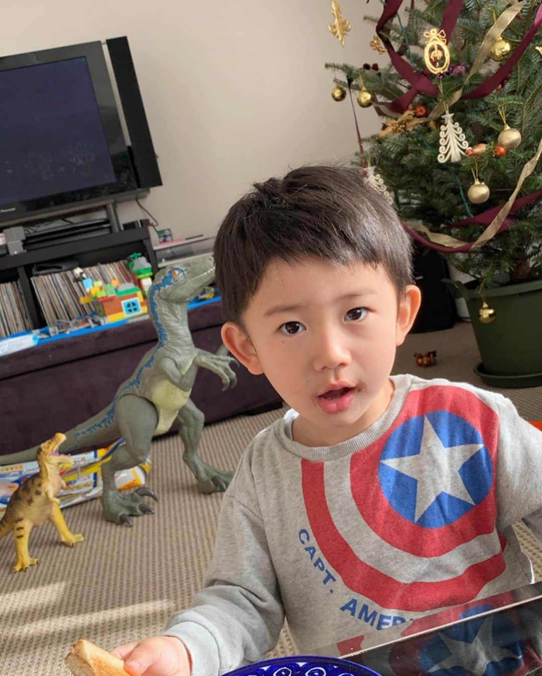 小堀ケネスさんのインスタグラム写真 - (小堀ケネスInstagram)「ディーン君クリスマスの準備バッチリ！！🎄 Little Dean all ready for Christmas!😊 #notdrunk #littledean #christmas2019 #happykid #ディーン君　#クリスマス　#ワクワク  @mariakamiyama」12月10日 10時43分 - kenkob0903