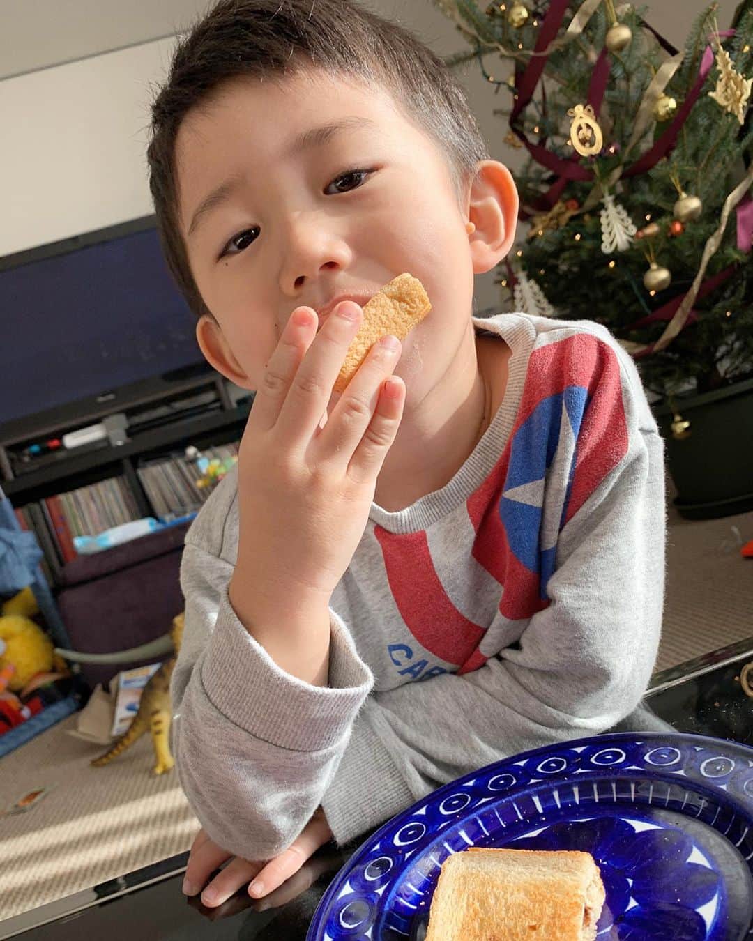 小堀ケネスのインスタグラム：「ディーン君クリスマスの準備バッチリ！！🎄 Little Dean all ready for Christmas!😊 #notdrunk #littledean #christmas2019 #happykid #ディーン君　#クリスマス　#ワクワク  @mariakamiyama」