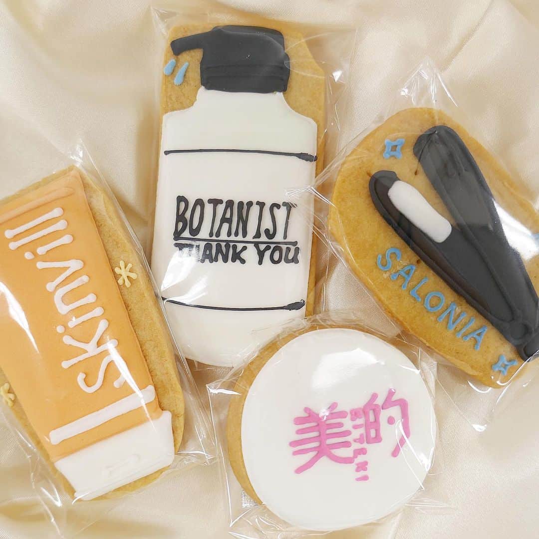 美的 Biteki's official Instagram! さんのインスタグラム写真 - (美的 Biteki's official Instagram! Instagram)「BOTANISTをはじめ、skinvillやSALONIAなど人気ブランドでおなじみのI-neさんから、可愛いアイシングクッキーをいただきました♪ 人気アイテムや、『美的』ロゴが入ったクッキーに、編集部でも「食べるのがもったいない！」の声が続出！ 写真を撮った後に、それぞれお気に入りアイテムのクッキーをいただきました❤️ I-neさん、ありがとうございました！ ★★★ そして画像2枚目は、I-neが展開するボタニカルライフスタイルブランド「BOTANIST」から発売中の限定セット「ボタニカルスペシャルケアセット（モイスト／スムース／ダメージケア 各￥2,400税抜・限定）」。 冬の乾燥やパサつきに着目し、髪を内部から補修する成分※1をこのセット限定で配合。さらに、シャンプーにはサボンソウ葉エキスを従来品※2の2倍、トリートメントには髪の内側まで潤いを届ける3種類※3の植物美容オイル成分を配合し、輝く潤いツヤ髪へ導きます。 また、髪に残りやすい香り成分を増量することでBOTANISTならではのダブルフレグランス処方をより楽しめるのもポイント。1日中髪を彩る華やかな香りは、クリスマス前の特別な気分をより盛り上げてくれそう！ セットには、シャンプー・トリートメントの他、集中補修ヘアマスクのパウチが4回分もついてきます♪（シャンプーとトリートメントは、通常サイズより小さめのサイズになります。） まだまだ乾燥が気になるこの季節のヘアケアにぜひ取り入れてみて！ ＊なくなり次第終了 ※1 ボタニカルアミノ酸（ポリグルタミン酸） ※2 従来品（ボタニカルシャンプーモイスト・スムース・ダメージケア）と比べて ※3 ローズヒップオイル（カニナバラ果実油）、マルーラオイル（スクロカリアビレア種子油）、ヘーゼルナッツ油（すべてツヤ・補修成分） #BOTANIST#ボタニスト#ヘアケア#Ine#アイシングクッキー#ギフト#プレゼント#ツヤ髪#美髪#ヘアケア頑張る#乾燥#bitekicom#限定#セット」12月10日 10時56分 - bitekicom