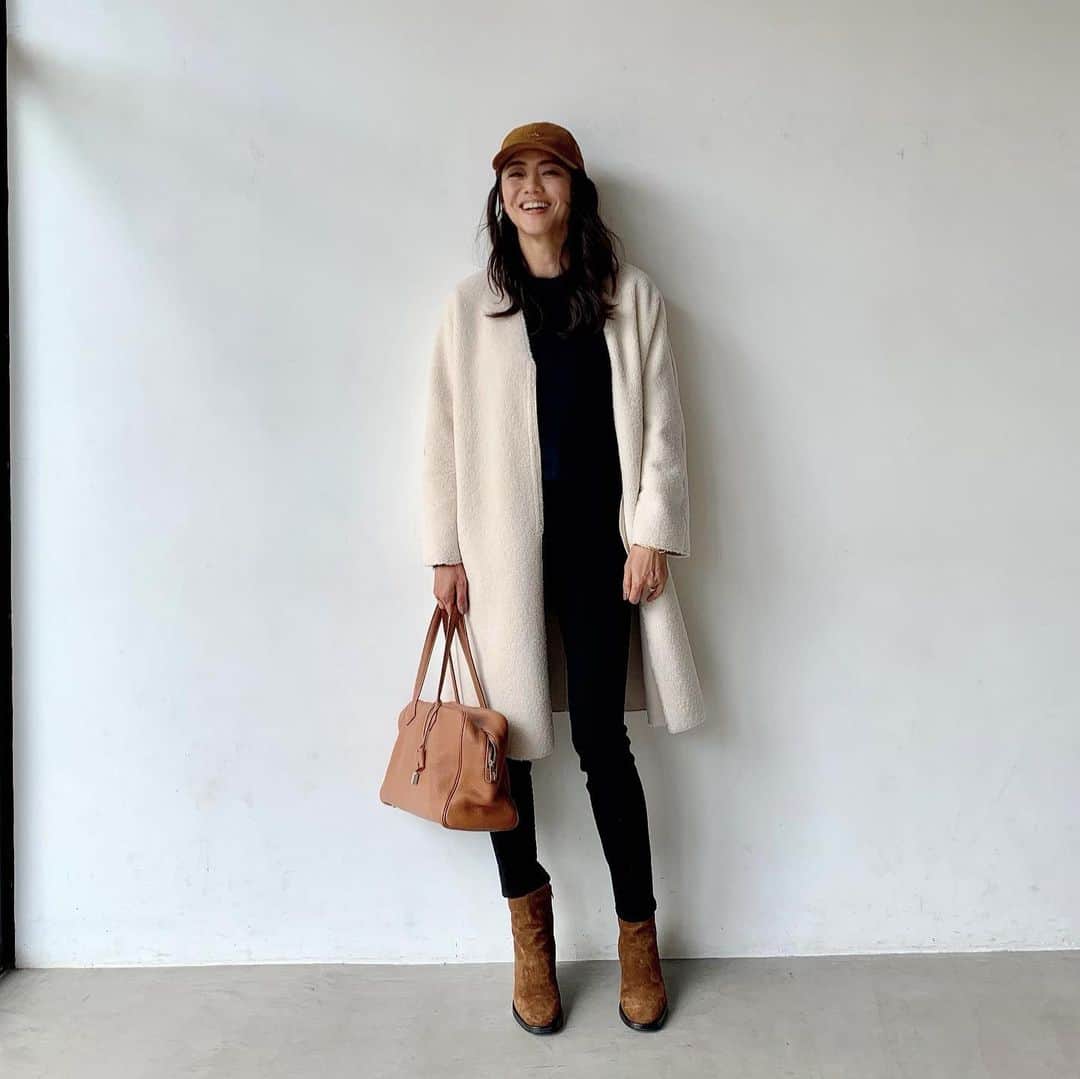 のインスタグラム：「昨日のファッション 👖  #ブラックスキニーデニム  ぴったりフィット、ストレッチが効いて動きやすい😆👍 #いい黒 🖤  @wakanozawa × @yanuk_official ＃野沢和香ちゃん と  #ヤヌーク のコラボデニム だよ  写真3枚目は わーちゃんのマネしてヨガポーズしてみたよ😁デニムは伸び伸びだけどカラダは伸びなかった😹 #体硬い😅  #リバーシブルフェイクムートンのコート は @coomb_official ＃ニット @sloane.jp  #cap @chapeaud_o  #ブーツ @freelance_paris  #バック @hermes  #マエノリ #ファッション  #モデル #model #fashion  #前田典子 #アラフィフ  #アラフィフファッション」