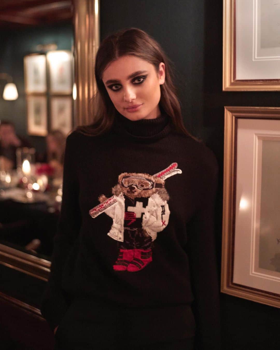 Polo Ralph Laurenさんのインスタグラム写真 - (Polo Ralph LaurenInstagram)「#TaylorHill celebrates the holiday season with a special gathering of friends and family at #ThePoloBar.  Featuring the Ski Bear Turtleneck Sweater from #RLCollection.  #PoloRalphLauren #RalphLaurenHome #PoloBear」12月10日 10時54分 - poloralphlauren