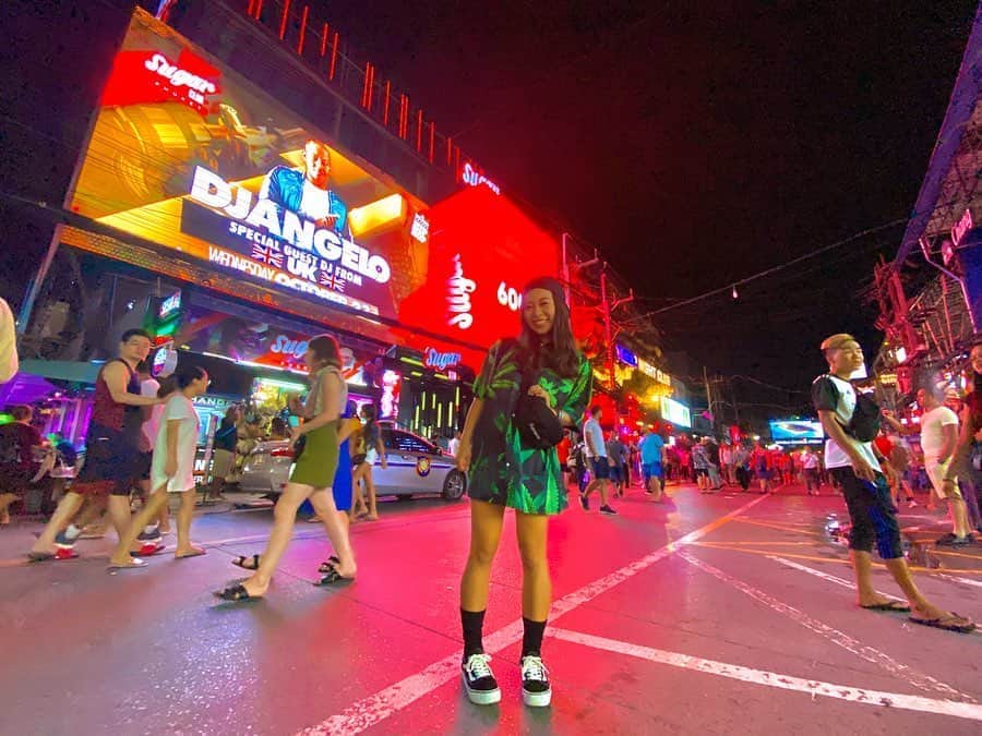 のインスタグラム：「. . . . 📍#バングラ通り ネオン街だいすき💜💛❤️💚 . . . #Thai #Thailand #Phuket #patongbeach #🇹🇭 #タイ #プーケット #パトンビーチ #海外旅行 #海 #タイ旅行 #プーケット旅行 #南国 #夜の街 #プーケット飲み #クラブ #club #ネオン街 #🍺 #お気に入りのシャツ 💓」