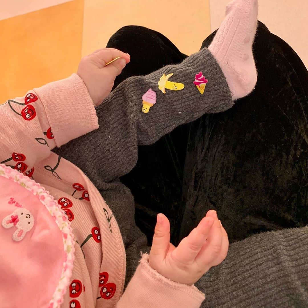青山あみのインスタグラム：「シールに夢中な娘ちゃん🍦﻿ ﻿ #生後８ヶ月﻿ #あっとゆうまだね﻿ #女の子ベビー #赤ちゃんのいる生活」
