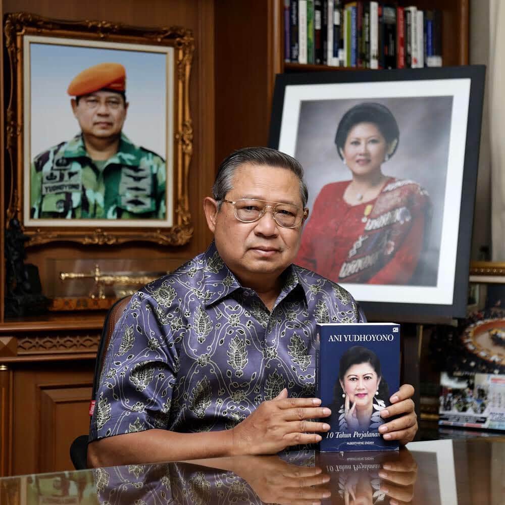 アニ・ユドヨノのインスタグラム：「10 Tahun Perjalanan Hati ini menyimpan cerita, mungkin juga misteri. Melalui buku ini, Ani mengekspresikan suara hatinya, suka dan duka, ketika menjadi Ibu Negara. Segala perasaan dan pikiran Ani tersebut kemudian ditulis dengan lugas tapi indah oleh Alberthiene Endah. Dalam buku “terakhirnya” ini nampak Ani ingin segera menyelesaikannya. Bahkan Ani sempat berujar “Aku ingin buku ini cepat selesai. Dulu, ayahku ingin menulis memoar, tapi tak tewujud karena beliau dipanggil Allah”. Buku ini akhirnya bisa Ani luncurkan di bulan Juli 2018, setahun sebelum dia berpulang menghadap Illahi. Ya Tuhan, adakah semua ini isyarat dari-Mu yang tak aku mengerti? * SBY * ➖  The book of "Ten Years of the Journey of My Heart" keeps a story, and perhaps a mistery. Through this book, Ani expressed her inner voice, in joy and sorrow. All of her feelings and thoughts were then translated to this beautiful writing by Alberthiene Endah. In this "last book" I remember that she was bit "in a hurry" to complete it. She said "I really want to finish this book. In the past, my father wanted to write a memoir, but unfortunately it didn't happen because he passed away". This book was finally launched by Ani on July 2018, a year before my beloved wife departed in peace. Oh God, were all these signs from You that I didn't understand? * SBY *」
