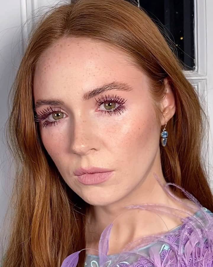 JO BAKERのインスタグラム：「K A R E N • G I L L A N 🏴󠁧󠁢󠁳󠁣󠁴󠁿 Lavender lash + freckles... on #karengillan for @jumanjimovie #hollywood premiere !!! My last red carpet of the decade... style @karlawelchstylist  Hair @bobbyeliot  Nails @ashlie_johnson  Makeup by me #jobakermakeupartist」
