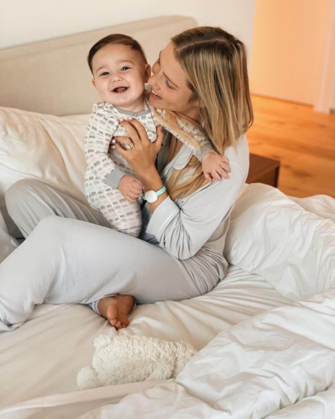 クレア・ホルトのインスタグラム：「We’re so thankful to have this little guy in our lives, but navigating life as a mama has definitely had its ups and downs. Understanding and nurturing my body during this new chapter has been so beneficial. My @avawomen bracelet has really helped me to understand what’s going on for me physically and mentally throughout the month, especially now that my cycle has returned. This bracelet is such an amazing resource to women throughout the fertility journey. From trying to conceive, to navigating pregnancy, and feeling back to normal postpartum. Ava monitors physiological parameters in your body while you sleep and uses that data to tell you where you are in your cycle in real time. Our bodies are truly incredible. Learn more at avawomen.com and use code CLAIREHOLT for $20 off. (Makes a great gift for the holidays too 😉) #ClaireXAva #avapartner」