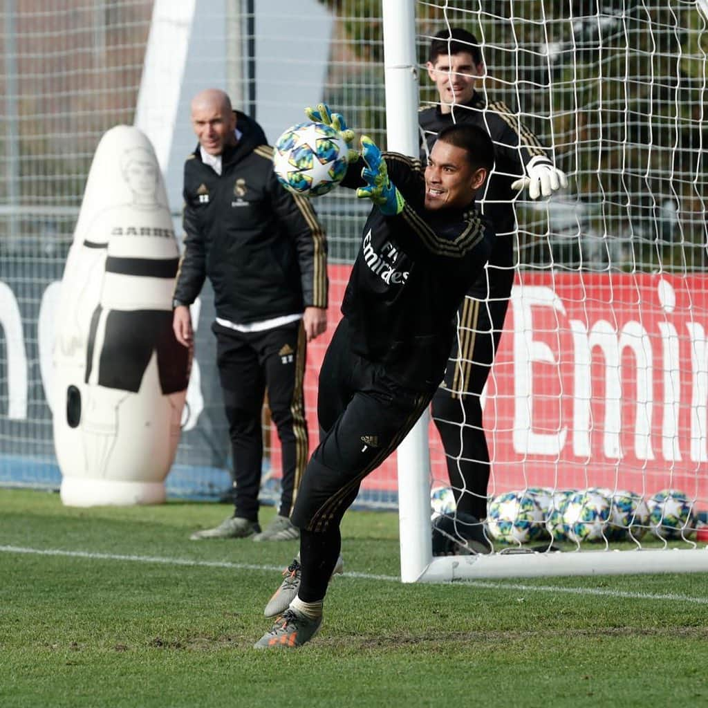 アルフォンス・アレオラさんのインスタグラム写真 - (アルフォンス・アレオラInstagram)「⚽⚪ @realmadrid #halamadrid」12月10日 2時25分 - alphonseareola