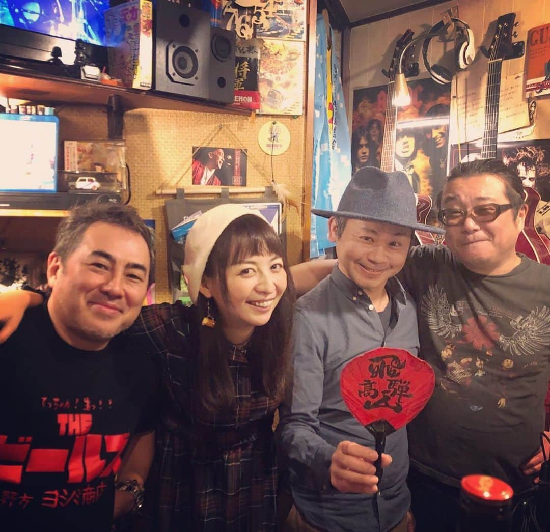 谷口崇さんのインスタグラム写真 - (谷口崇Instagram)「ビビビビールズ今年最後のヨシミ商店、歌って参りました。ありがとうございました！乗り換えやら何やら難易度高い西武新宿線ですが、何とか無事帰り着き、黒酢とお灸して寝るます。ビールズのふたりとは来年また楽しいことやれそう〜です。」12月10日 2時27分 - sweetbabytt