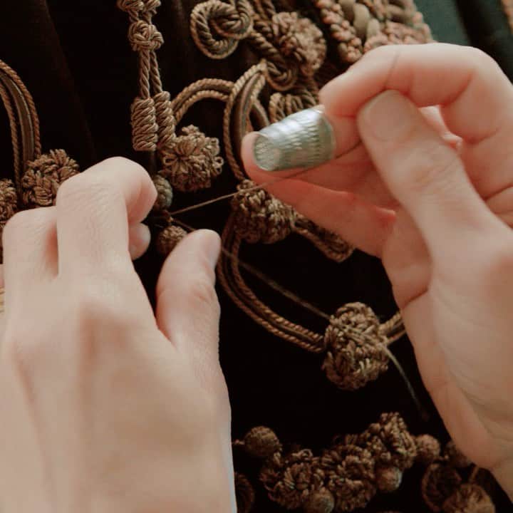 のインスタグラム：「Dolce&Gabbana Alta Sartoria, Milan, December 2019. A homage to the journey that lies behind every single perfect detail of the Dolce&Gabbana Alta Sartoria creations. Stitch by stitch, the incomparable skills of master artisans reveal a story of the highest craftsmanship, care, and passion.  #DGAltaSartoria #DGFattoAMano #MadeInItaly #PinacotecaAmbrosiana #DGLovesMilano #DolceGabbana」