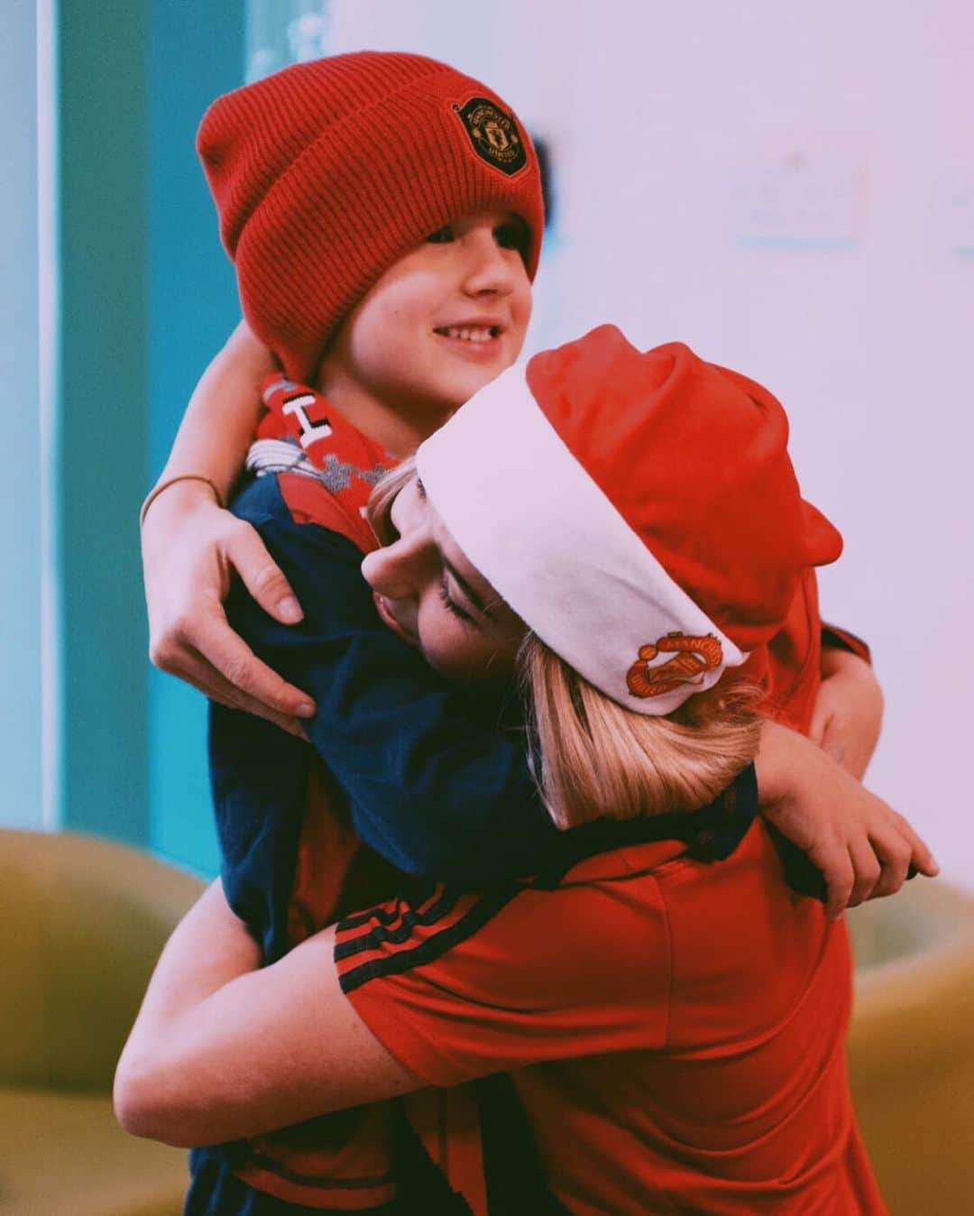 ジャッキー・グローネンのインスタグラム：「Christmas cuddles ♥️ @rmchcharity @manutdwomen」