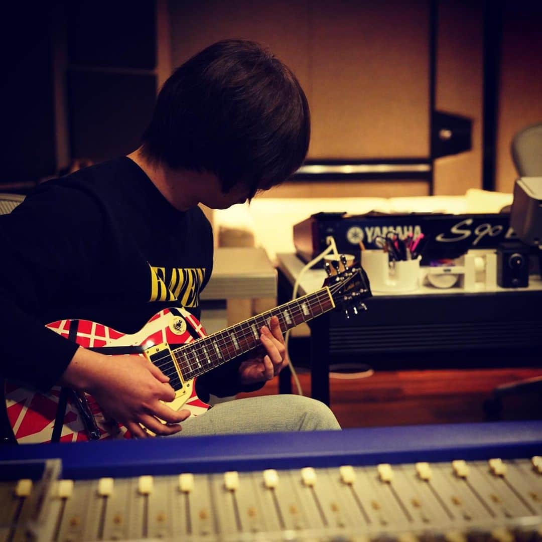 村山☆潤さんのインスタグラム写真 - (村山☆潤Instagram)「とあるアルバムを仕上げる作業中です。 ギター入れたくなって、スタジオに飾ってあったクセの強いギターで弾いたらめっちゃ弾きにくかった！ 明日もがんばろう！」12月10日 2時44分 - jun_murayama_official