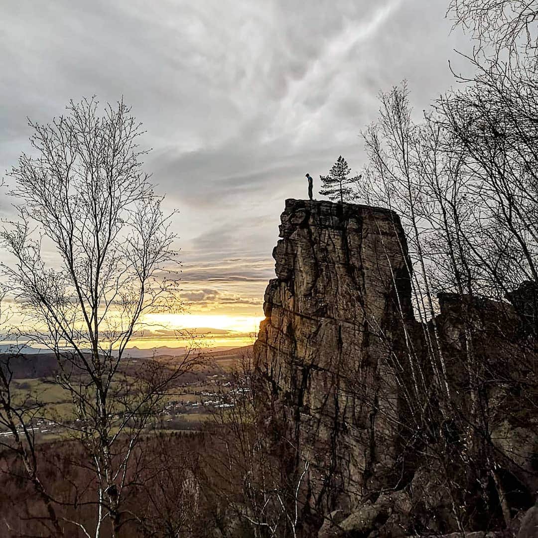のインスタグラム：「Soo...last sweet moments of 2019. Few moments after this photo was taken, I had a bad fall on boulder, missed a pad and fractured my ulna bone. Now stuck here in Dresden and hoping for a quick and safe operation. I guess karma got me, when I was crushing 8a's in Sneznik 😅. @ocun.climbing @scarpaspa @vibram」