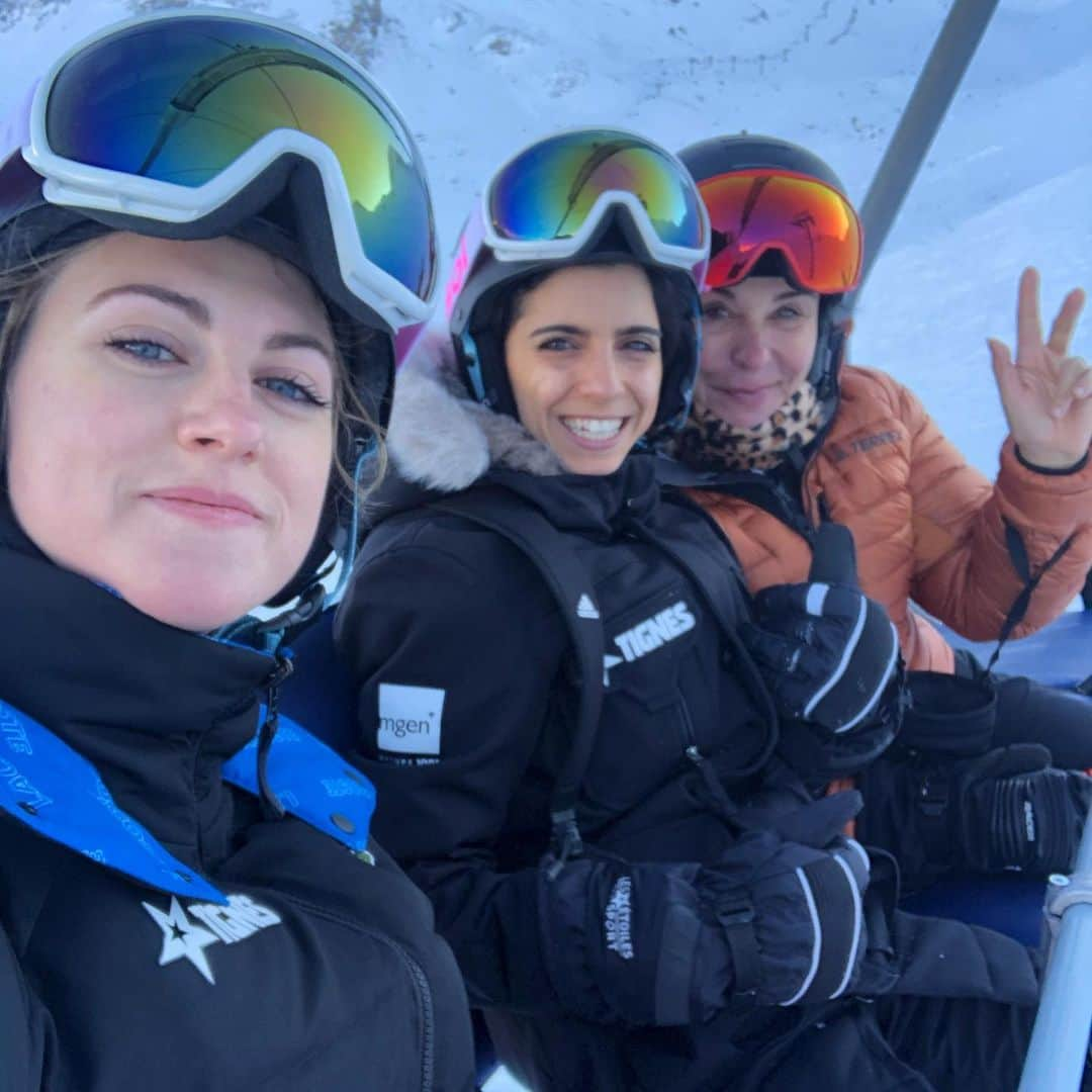 ファニー・ジベールさんのインスタグラム写真 - (ファニー・ジベールInstagram)「[Les étoiles du sport ⭐️ ] Une courte pause pour reprendre mon souffle au milieu des montagnes 🏔 et prendre le temps de m’émerveillée de ces sommets enneigés encore et encore ❤️. Un immense MERCI  @etoilesdusport du sport pour cette invitation grandiose a cet événement unique en son genre : des rencontres toutes plus inspirantes les unes que les autres 🤺🤿⛵️🩰🚲⛹🏽‍♀️🚣🏽‍♀️🏊🏽‍♂️🏄🏻‍♀️🥋⛷🛹avec cette même passion qui nous pousse 👊🏽 et nous uni 🤜🏽🤛🏽 j’ai adorée chacune de activités 🔄 🎥 2,5/6 jours c’était bcp bcp trop peu 😩😝 grace a la team #champagne 📸 le prix 🏆du meilleur escape game 🔍🗝mais « les étoiles »sans la yeti race 🏁c’est pas pareil 🙈il faudra revenir 😉 encore merci a TOUS pour cette accueil chaleureux dans un bien belle famille 🤩 ———————————————————— @ffmontagne_escalade @verticalartclimbing @scarpafrance  @blackdiamond @vibram」12月10日 3時05分 - fannygibert974