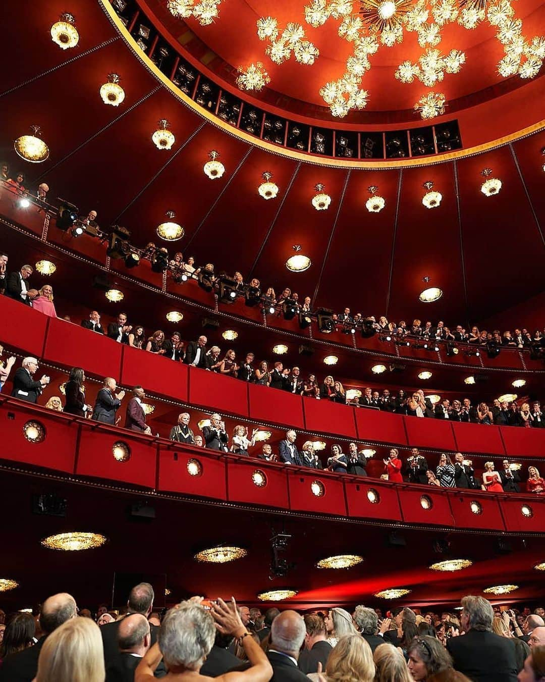 アース・ウィンド・アンド・ファイアーさんのインスタグラム写真 - (アース・ウィンド・アンド・ファイアーInstagram)「✨An incredible night!!! Thank you to the @kennedycenter for this Honor. Unforgettable. Tune in Dec. 15 at 8/7c on @cbstv & streaming #earthwindandfire #mauricewhite #kchonors」12月10日 3時01分 - earthwindandfire