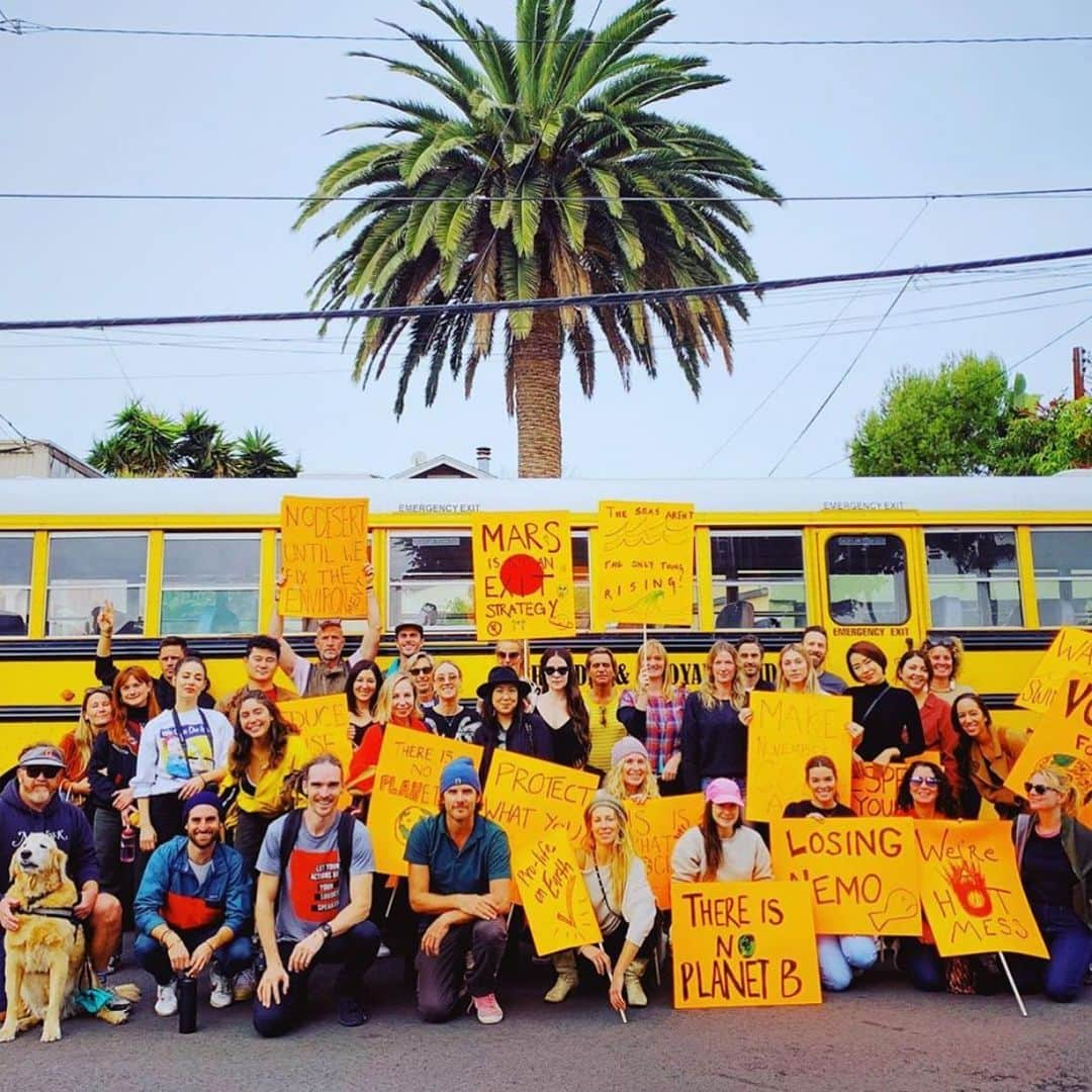 マギー・グレイスのインスタグラム：「I was supposed to out protesting with this dream team but was tangoing with flu season instead! 🤒Sending you guys love! #thisiswhatdemocracylookslike #sunrisemovement #climatejusticenow」