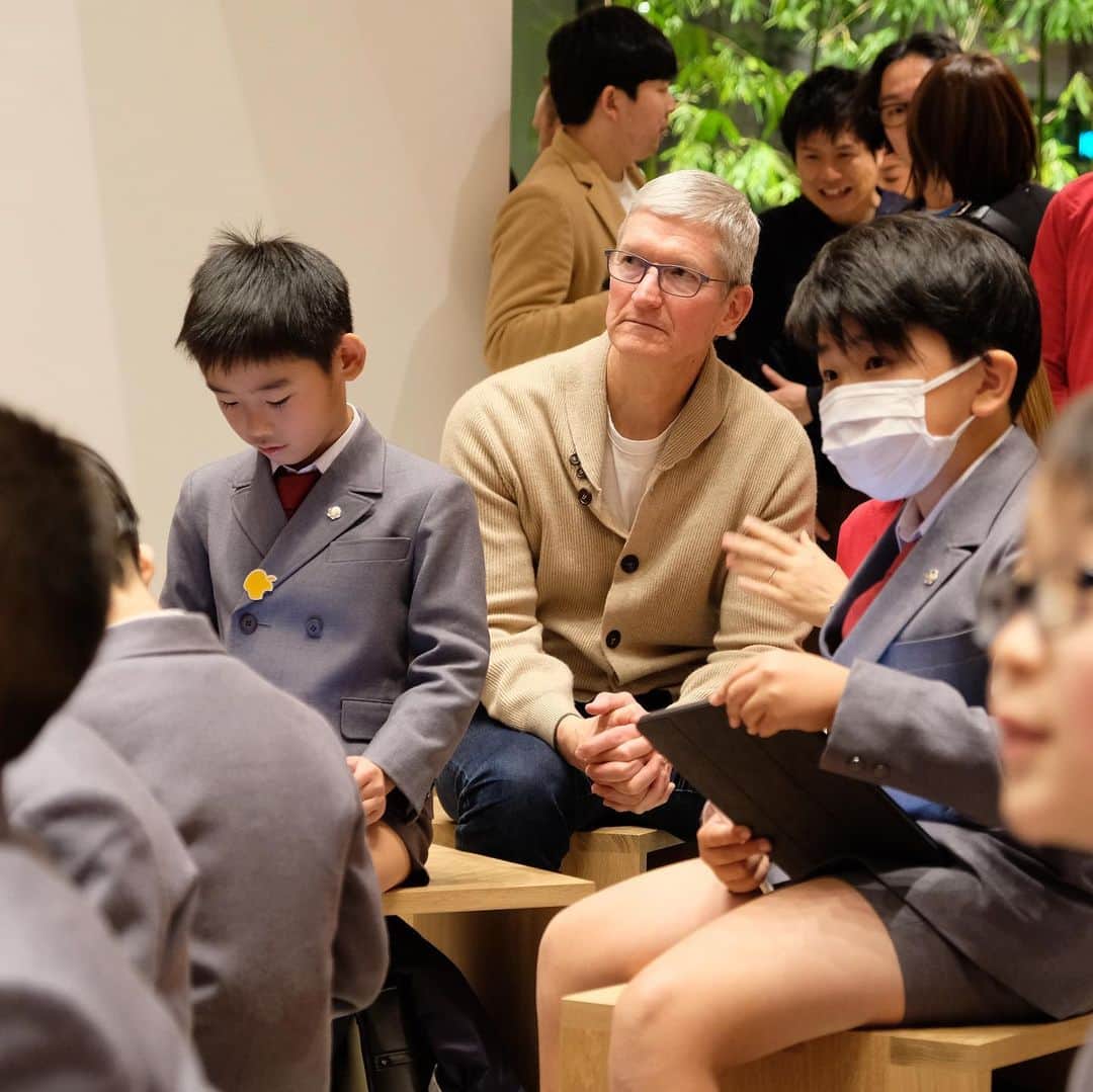 松村太郎のインスタグラム：「Day2: Tim makes kids surprised to show up at the work shop #swiftplaygrounds  and kids loved it so much. 今日 @Tim_Cook さんが訪れたのはApple丸の内。立教小学校の3年生のフィールドトリップに、Retail+People担当VPのDeirdre O’Brienさんと飛び入り。子供たちは登場に大盛り上がり。Swift Playgroundでのプログラミングは既に学校で、個人のiPad miniで実習しているそうです。#Apple #CEO #TimCook visits #Applestoremarunouchi #SwiftPlayroud」