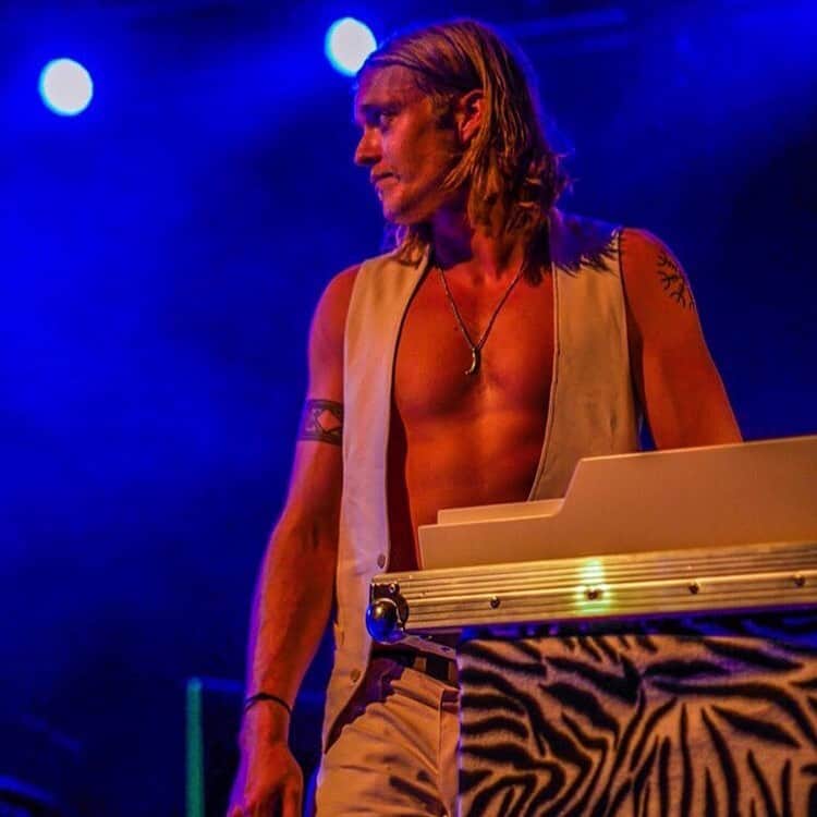 ルーファス・テイラーのインスタグラム：「Right...how does this work and what do I hit?! #thedarkness #ivorytickler 📸 - @sue__thompson」