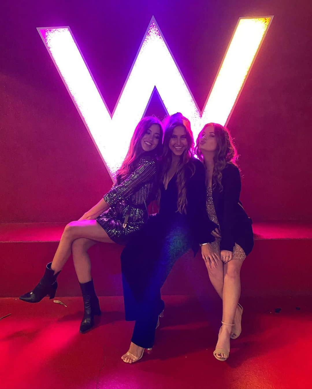 Brooke Marie Hylandさんのインスタグラム写真 - (Brooke Marie HylandInstagram)「@ the W, but I can’t meet you in the lobby ✨ • •  @revolve @superdown #superdown」12月10日 3時39分 - brookehyland