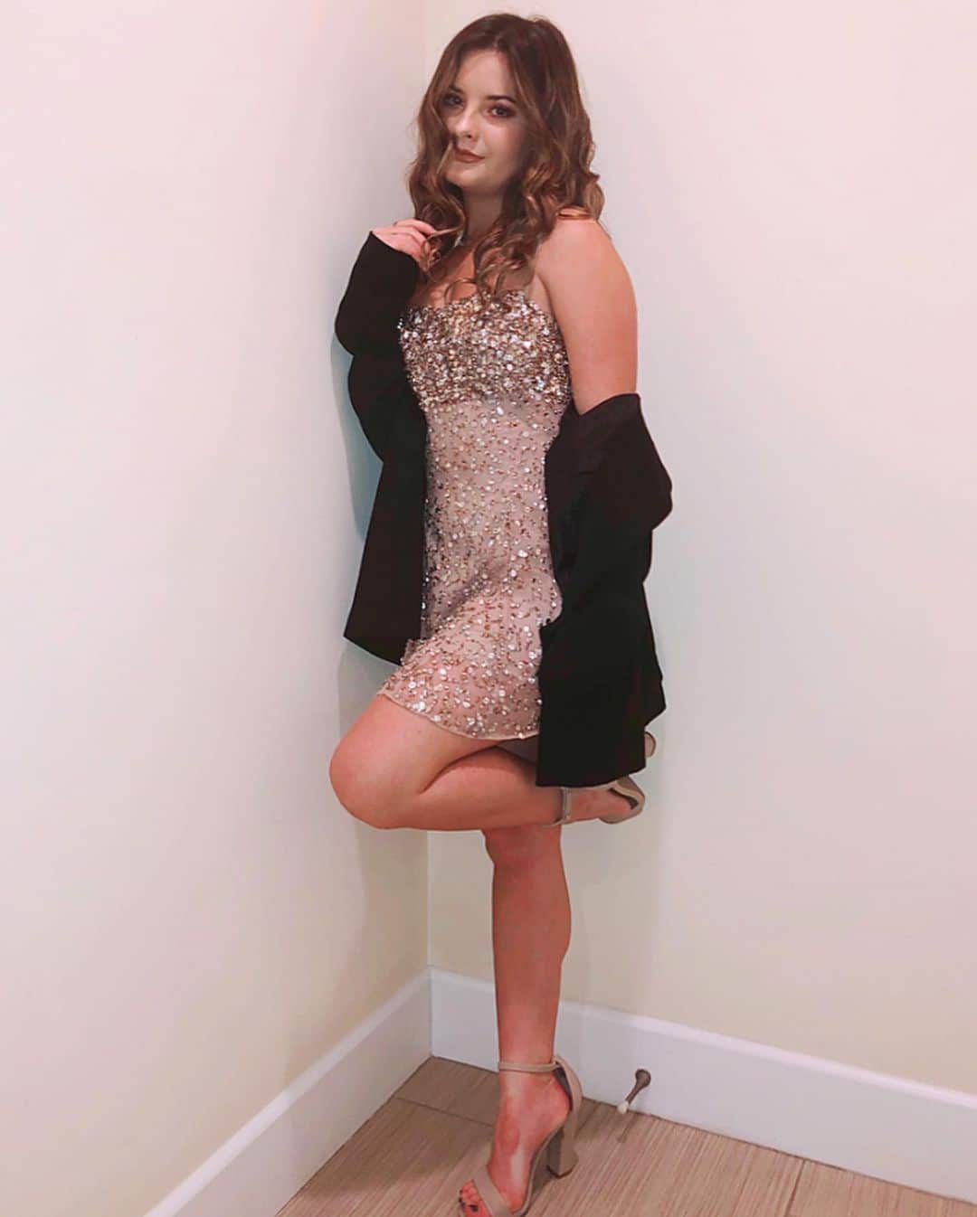 Brooke Marie Hylandのインスタグラム：「@ the W, but I can’t meet you in the lobby ✨ • •  @revolve @superdown #superdown」