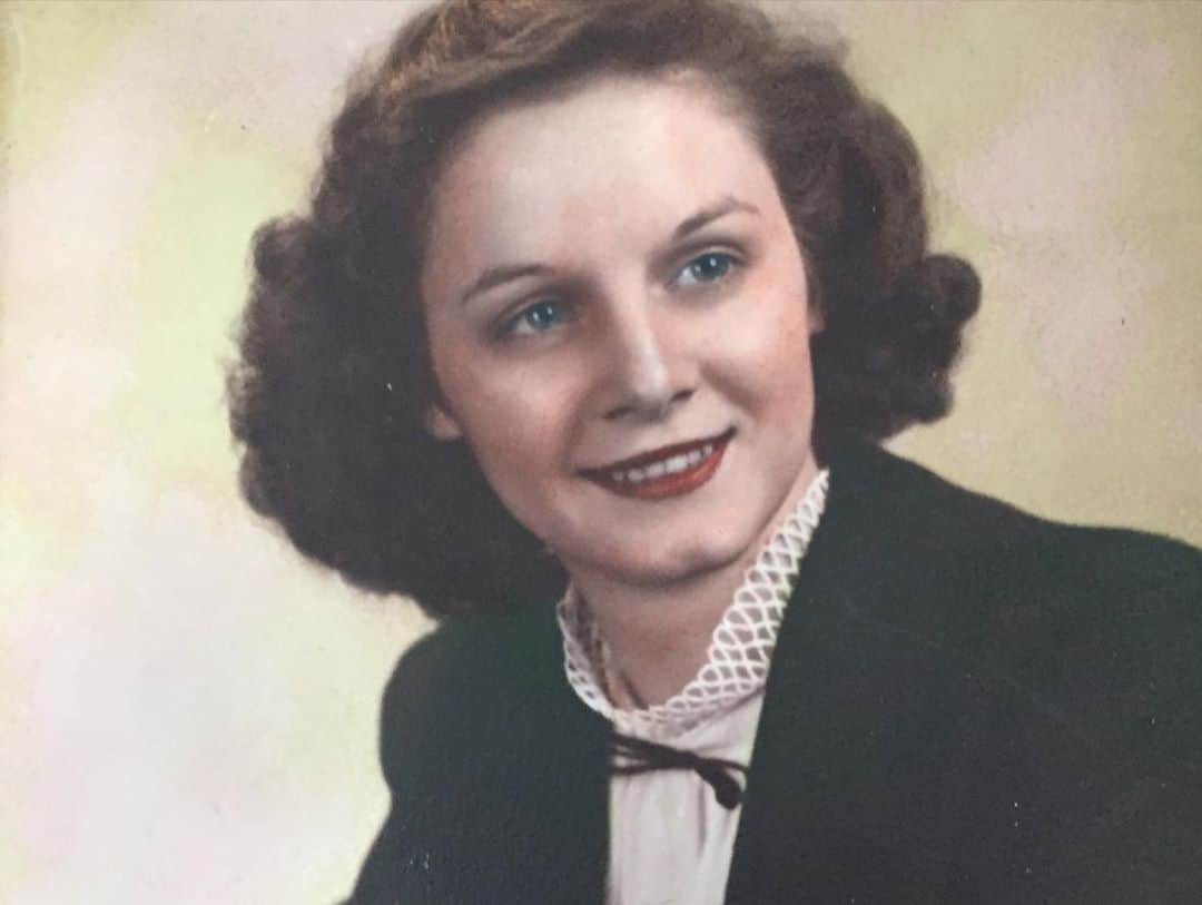 マギー・グレイスのインスタグラム：「❤️ I didn’t share the extra reasons why Grandma Tata’s 90th was such a special occasion. We feel like we were so blessed to have extra time with her. She grew up partially deaf in rural Ohio and I think navigating that challenge made her into the indomitable firecracker she was- all 4 feet 9” of her! So she was undaunted when diagnosed, at 59, with Stage 4 Ovarian Cancer and given months to live, at one point the family was told she wouldn’t make it through the night. But she battled it like a boss; she was given the @americancancersociety Courage award. When she recovered- her doctors readily used the word “miracle” - she volunteered for many years at the hospital where she was treated. When she got older, she still volunteered from home by hand-sewing thousands of personalized teddy bears she’d take to others battling the disease to cheer them on. We couldn’t be more grateful we still got to have her with us all this time. She said that during chemo she used to pray and meditate on getting to watch her grandchildren grow up. And she’s done so much more than that! To all those battling cancer, don’t give up hope, we are sending you love; I hope that someday, on your 90th birthday, your grandkids are in awe of your strength and determination. I was always in awe of her pluck- she had a very Midwestern kind of can-do cheerfulness in the midst of any storm. And she gave the best hugs. She passed away peacefully just before Thanksgiving, holding my mom’s hand. My family already misses her so; we will treasure all she taught us. ❤️」