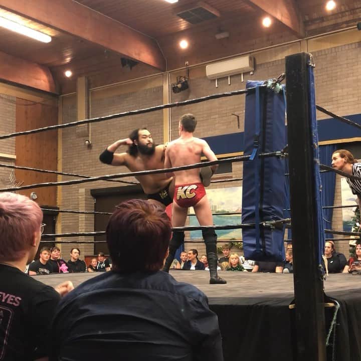 のインスタグラム：「Saturday 6th match at Portsmouth.  This is very painful. 6日土曜ポーツマスでの試合。 この技は非常に効いた。 #GOK #GreatOKharn #KurtisChapman  #wrestler #prowrestling #RevolutionProWrestling #RevProUK #NewJapanProWrestling #njpw #england  #portsmouth  #ドミネーター #オーカーン #プロレス  #プロレスラー #新日本プロレス #英国 #イギリス #イングランド #ポーツマス #試合動画 #ハイライト」