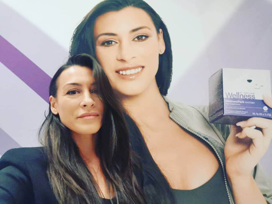 カタリナ・ポノルのインスタグラム：「Double trouble 🤣🙈 @oriflameromania」