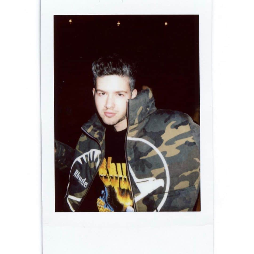 T・ミルズのインスタグラム：「every night is emo night 💀 ⁣ swipe to the end for an epic cameo 🤣」