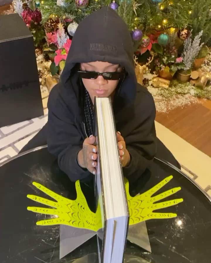 リアーナのインスタグラム：「ghetto grinch.  #ThisShitIsHeavy ....I teamed up with @thehaasbrothers to create this stand inspired by my tatted hands to hold it up! The FENTY X PHAIDON edition of my book is available exclusively at therihannabook.com 🎁 @phaidonsnaps」