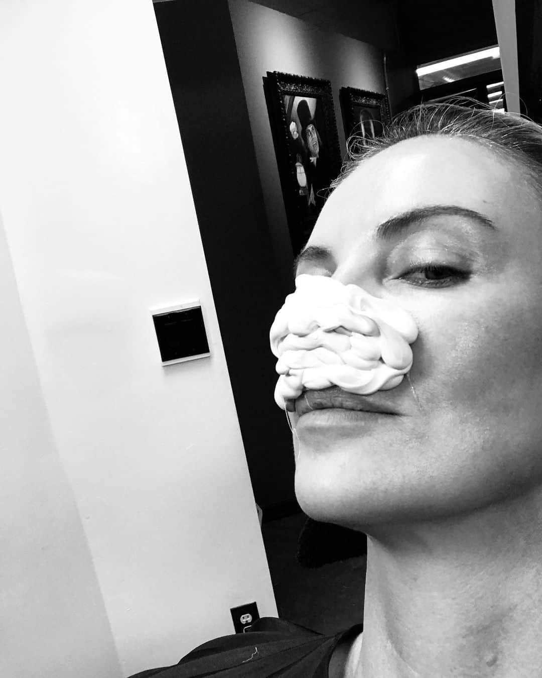 シャーリーズ・セロンさんのインスタグラム写真 - (シャーリーズ・セロンInstagram)「So happy about this @goldenglobes nomination I just had to snort some putty.  Beyond grateful this morning. Crazy how far #BombshellMovie has come, from these early prosthetics tests (I only ever snort putty for @kazustudios, for the record) to some amazing news this morning. Thank you HFPA for this honor ❤️🙏🏻」12月10日 3時51分 - charlizeafrica