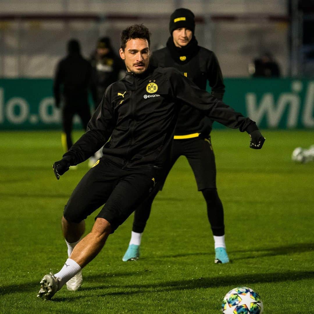 マッツ・フメルスのインスタグラム：「Good to be allowed to play again 👀😄 tomorrow @championsleague against @slaviapraha」