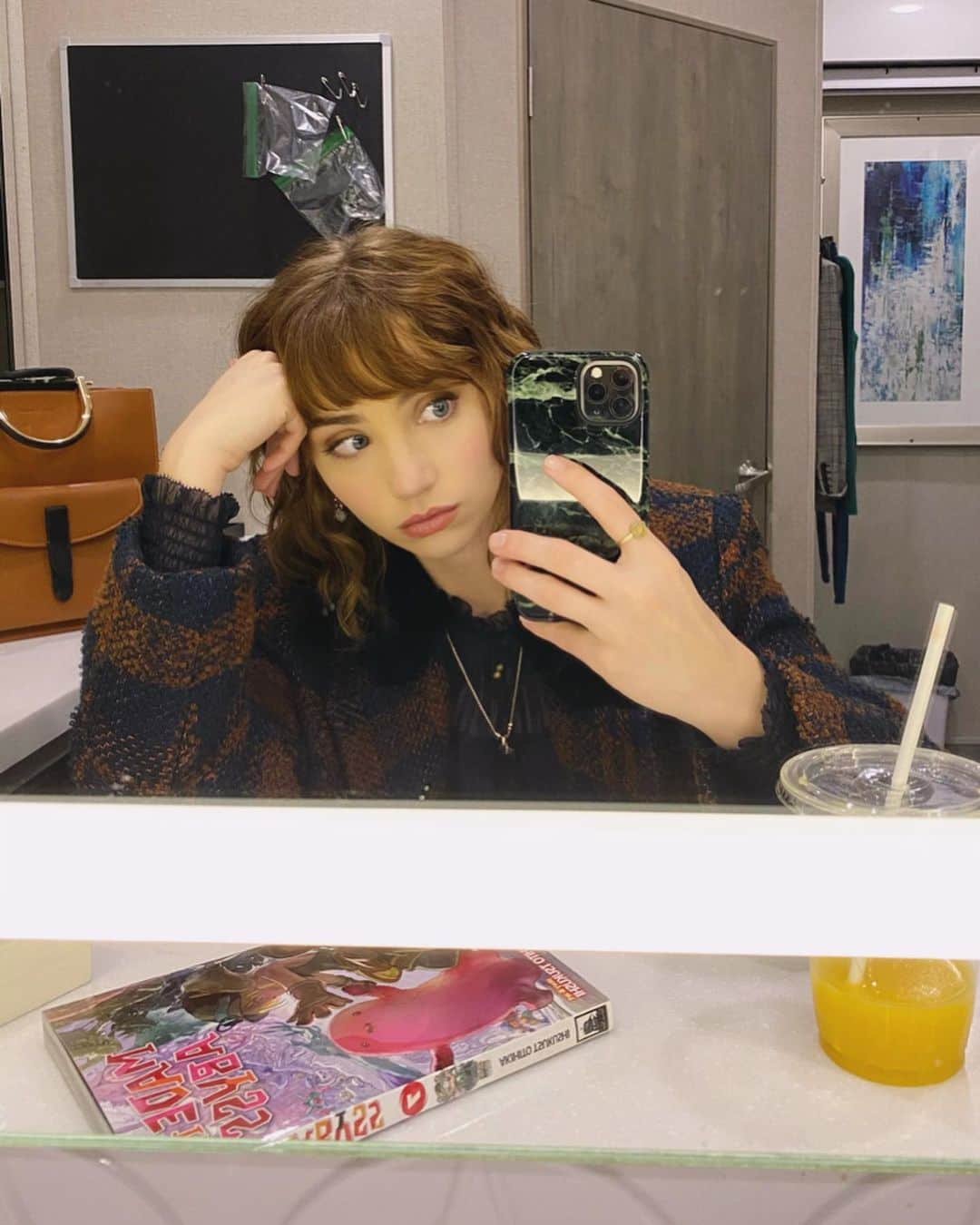 エミリー・ラッドのインスタグラム：「the longer they leave me in my trailer the larger my hand gets /:」